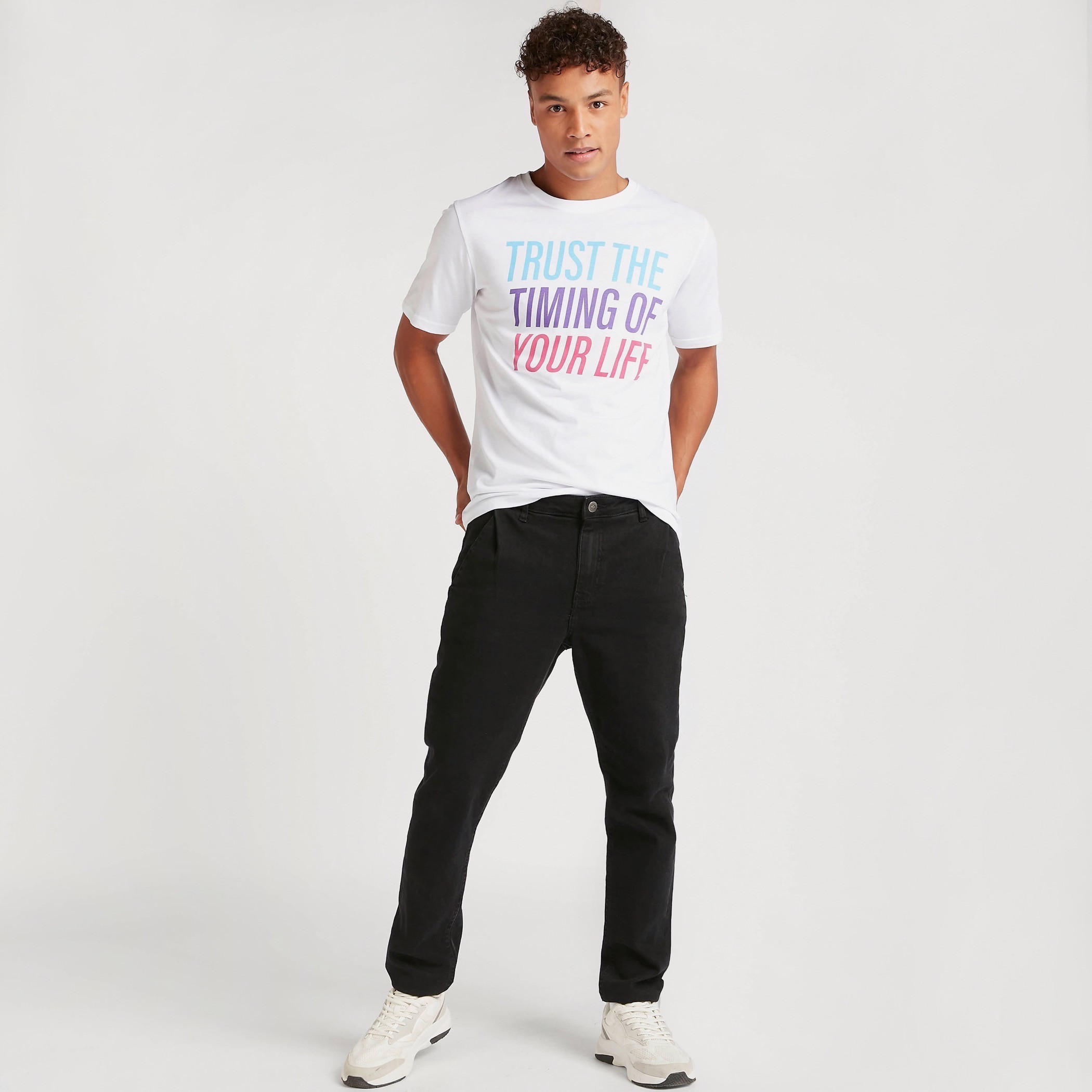 تيشيرت بياقة ضيّقة وأكمام قصيرة وطبعات تايبوجرافيك-men-clothing-tshirtsandpolos-tshirts-image-5