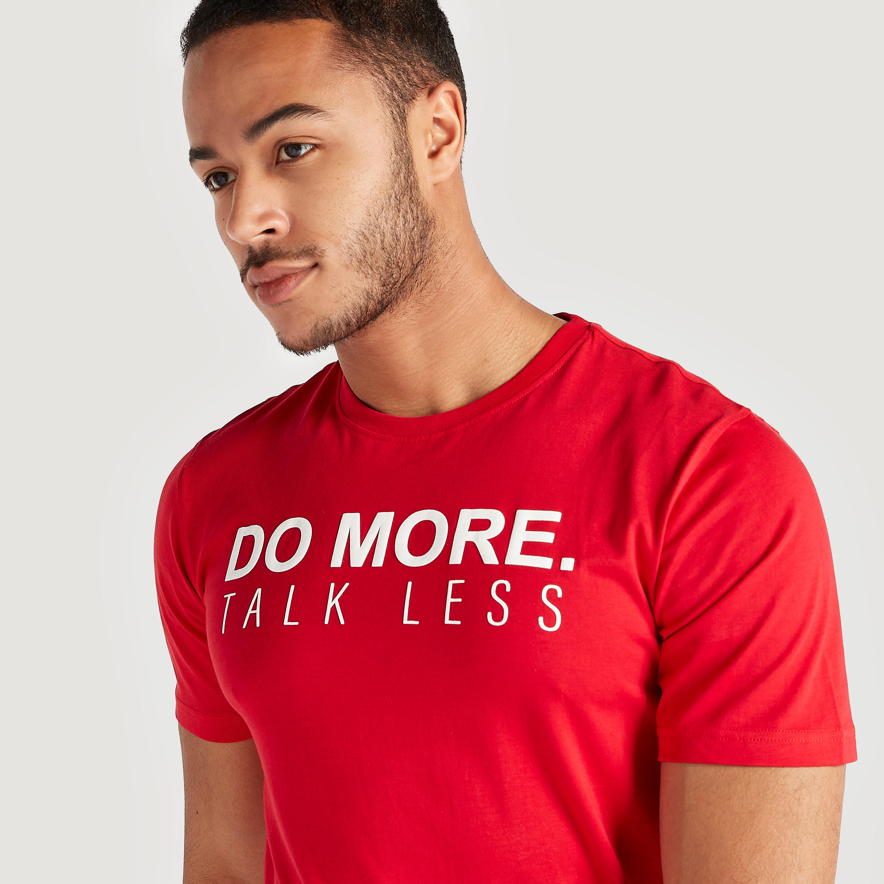 تيشيرت بياقة ضيقة وأكمام قصيرة وطبعات-men-clothing-tshirtsandpolos-tshirts-image-3