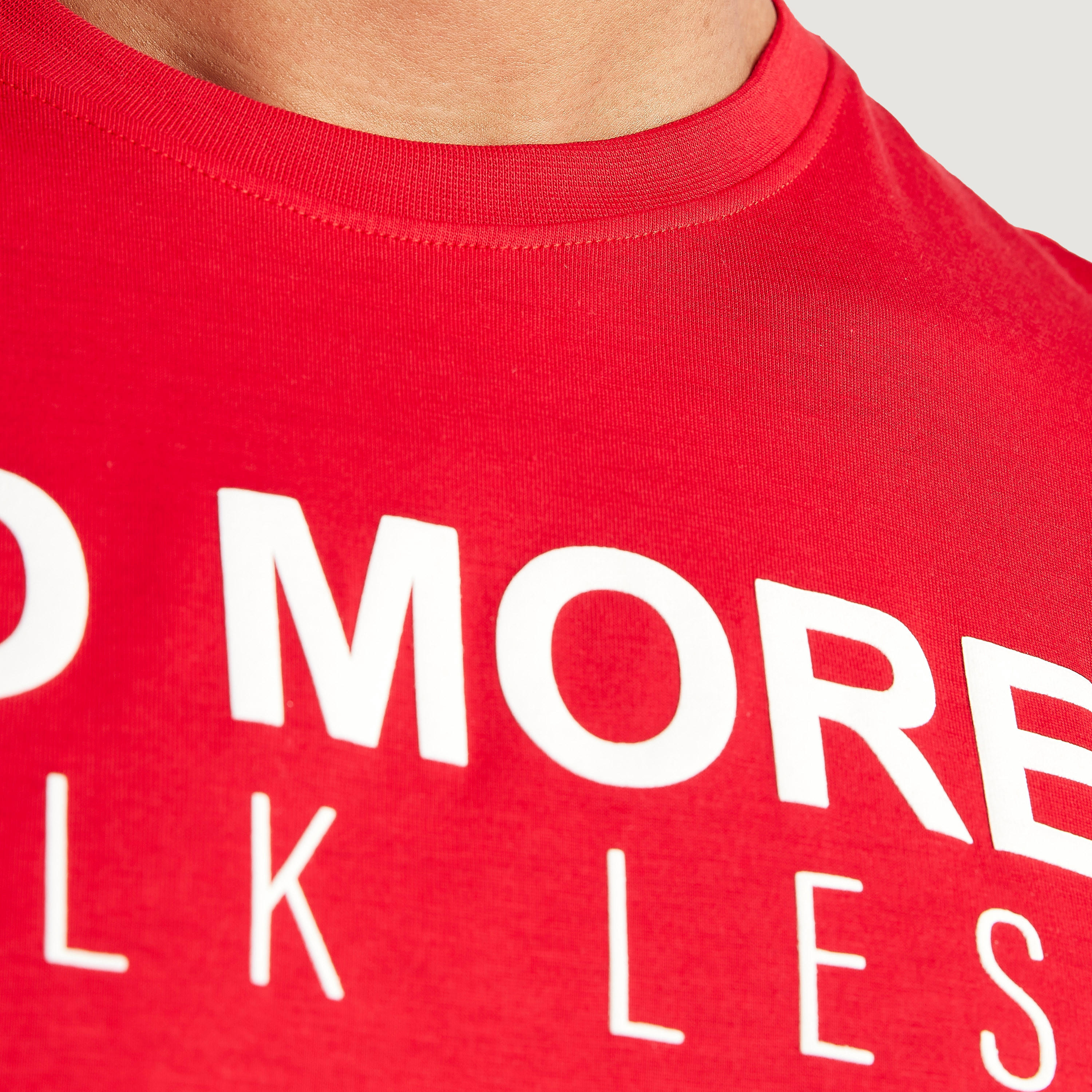 تيشيرت بياقة ضيقة وأكمام قصيرة وطبعات-men-clothing-tshirtsandpolos-tshirts-image-5