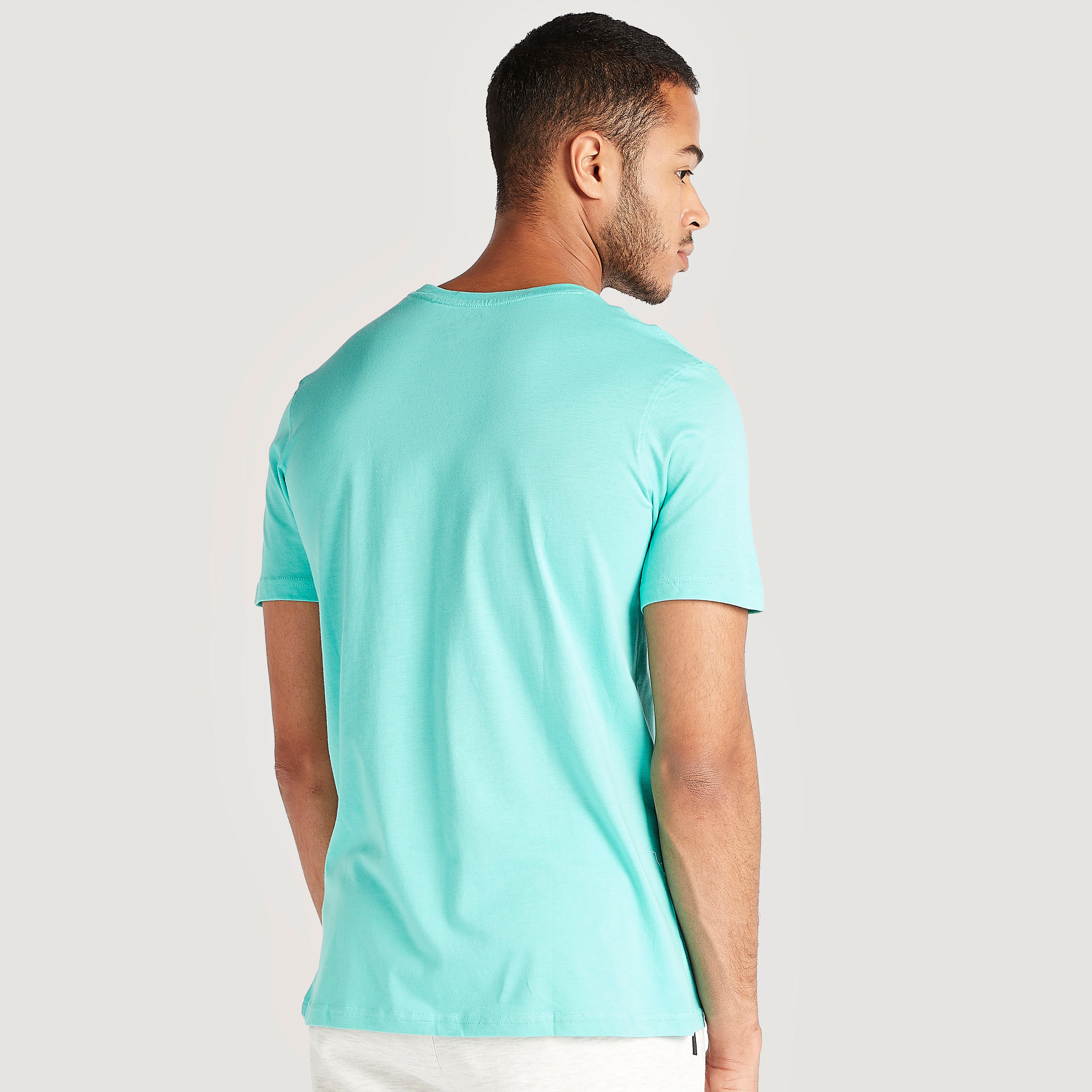 تيشيرت بياقة ضيّقة وأكمام قصيرة وطبعات-men-clothing-tshirtsandpolos-tshirts-image-4