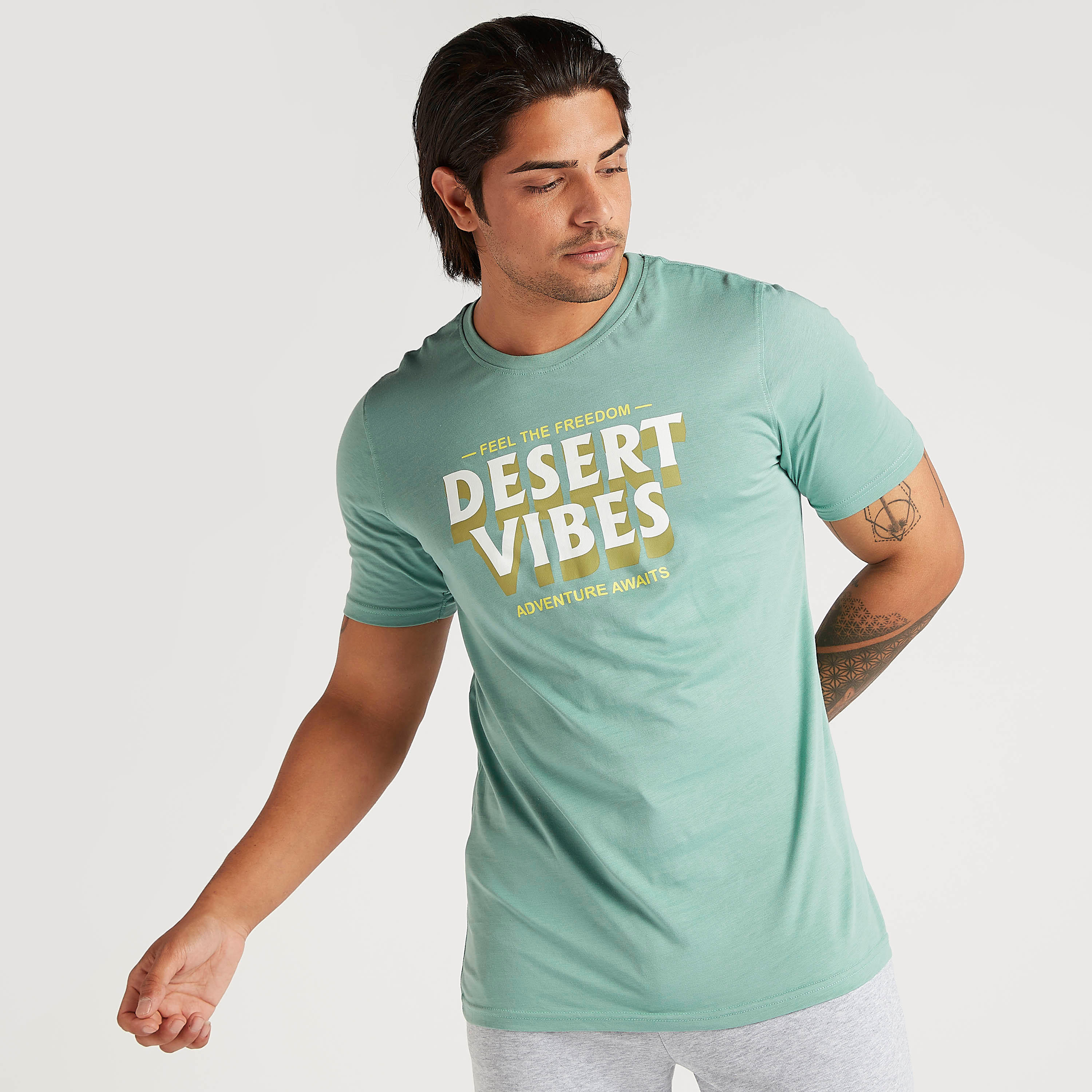 تيشيرت بياقة ضيّقة وأكمام قصيرة وطبعات شعار-men-clothing-tshirtsandpolos-tshirts-image-4