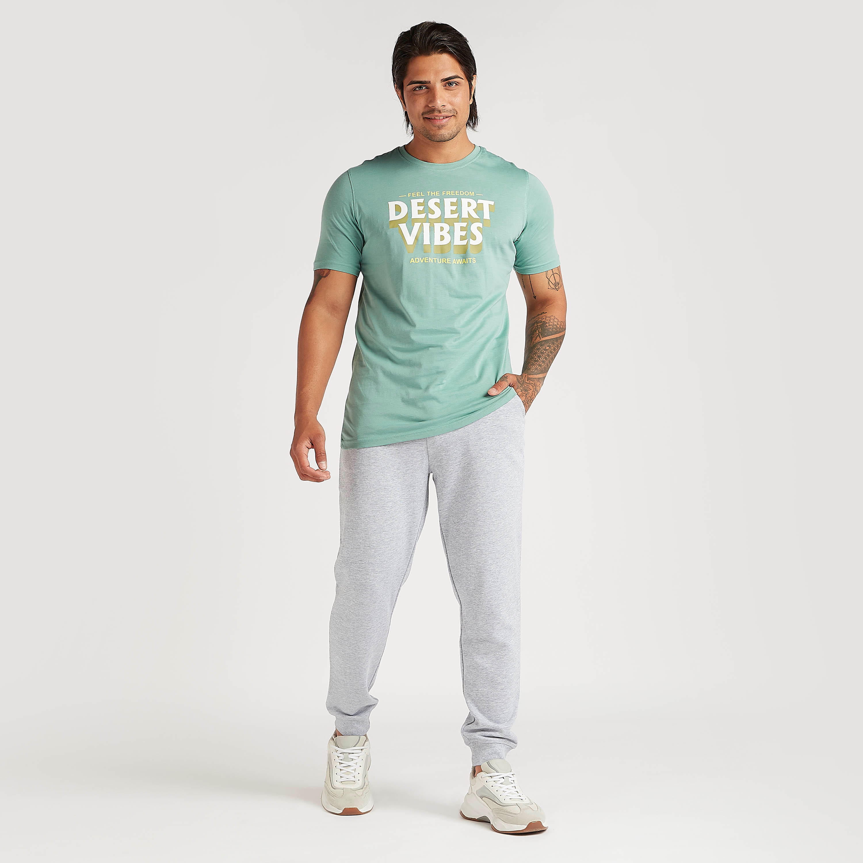 تيشيرت بياقة ضيّقة وأكمام قصيرة وطبعات شعار-men-clothing-tshirtsandpolos-tshirts-image-3