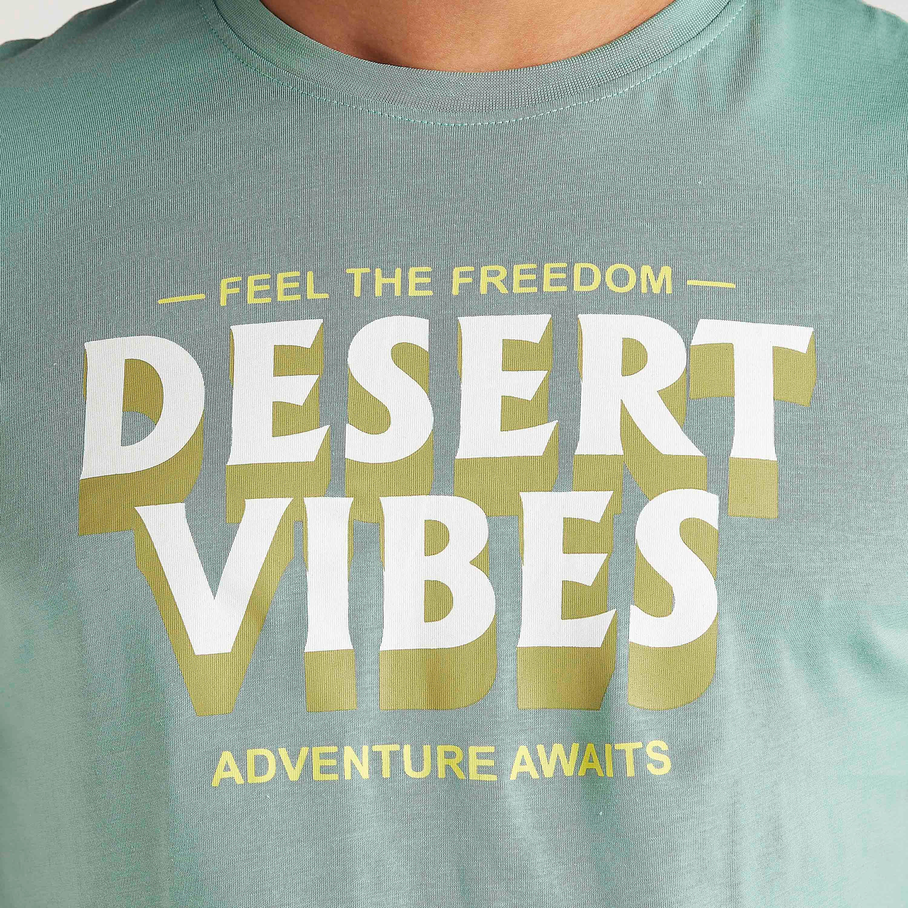 تيشيرت بياقة ضيّقة وأكمام قصيرة وطبعات شعار-men-clothing-tshirtsandpolos-tshirts-image-2