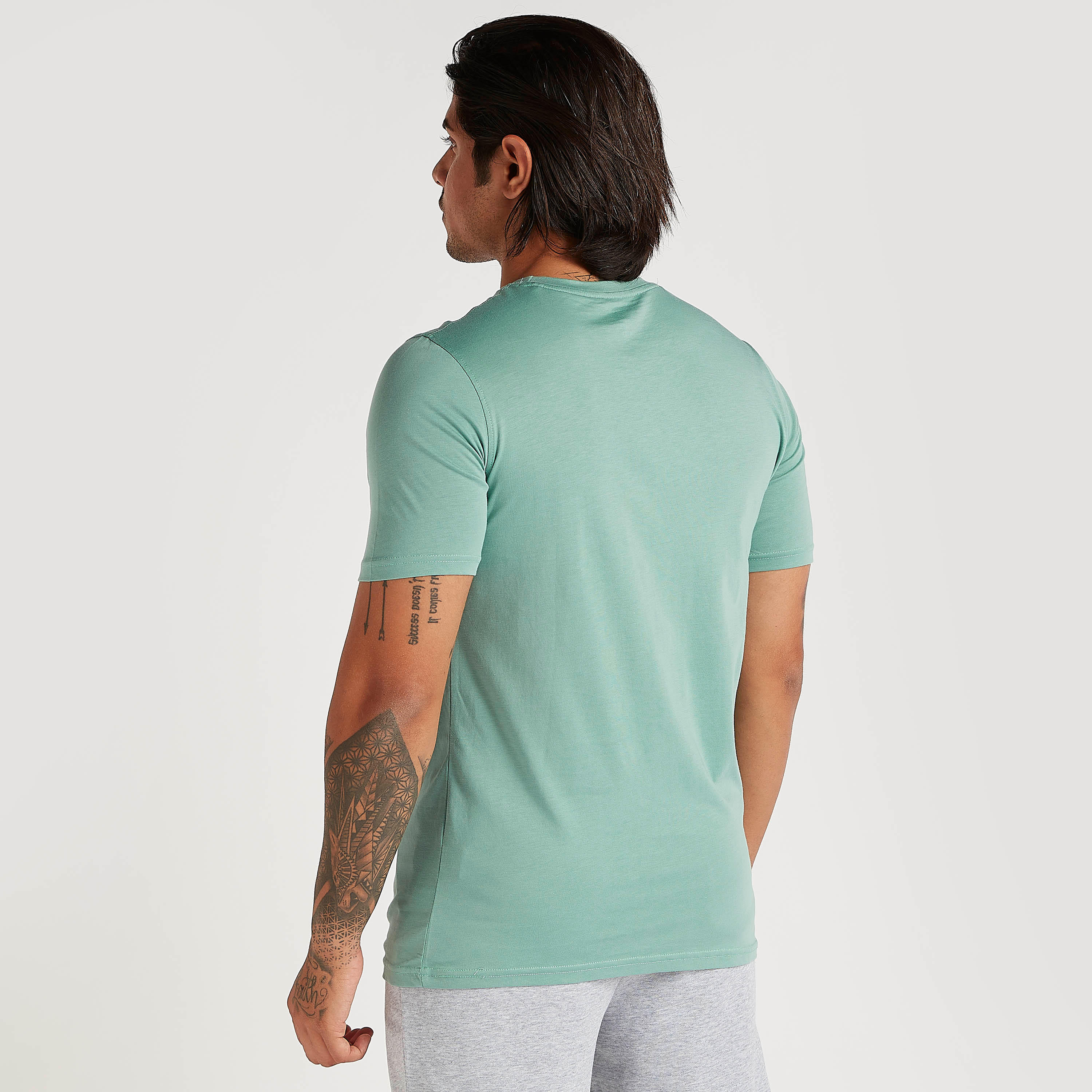 تيشيرت بياقة ضيّقة وأكمام قصيرة وطبعات شعار-men-clothing-tshirtsandpolos-tshirts-image-1