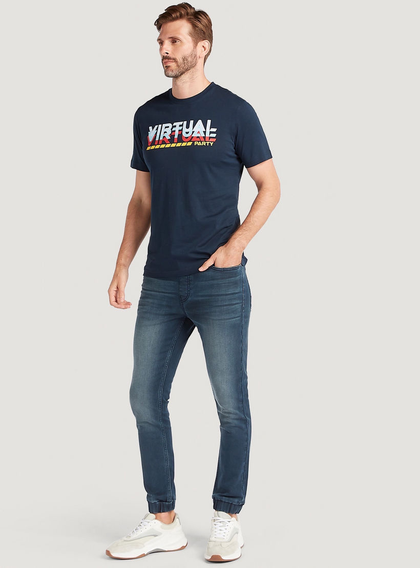 تيشيرت بياقة ضيّقة وأكمام قصيرة وطبعات-men-clothing-tshirtsandpolos-tshirts-image-2