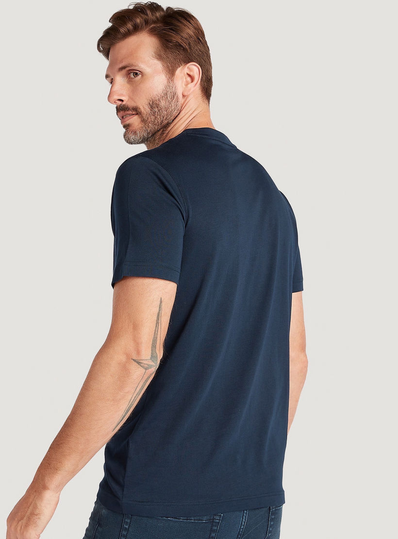 تيشيرت بياقة ضيّقة وأكمام قصيرة وطبعات-men-clothing-tshirtsandpolos-tshirts-image-4