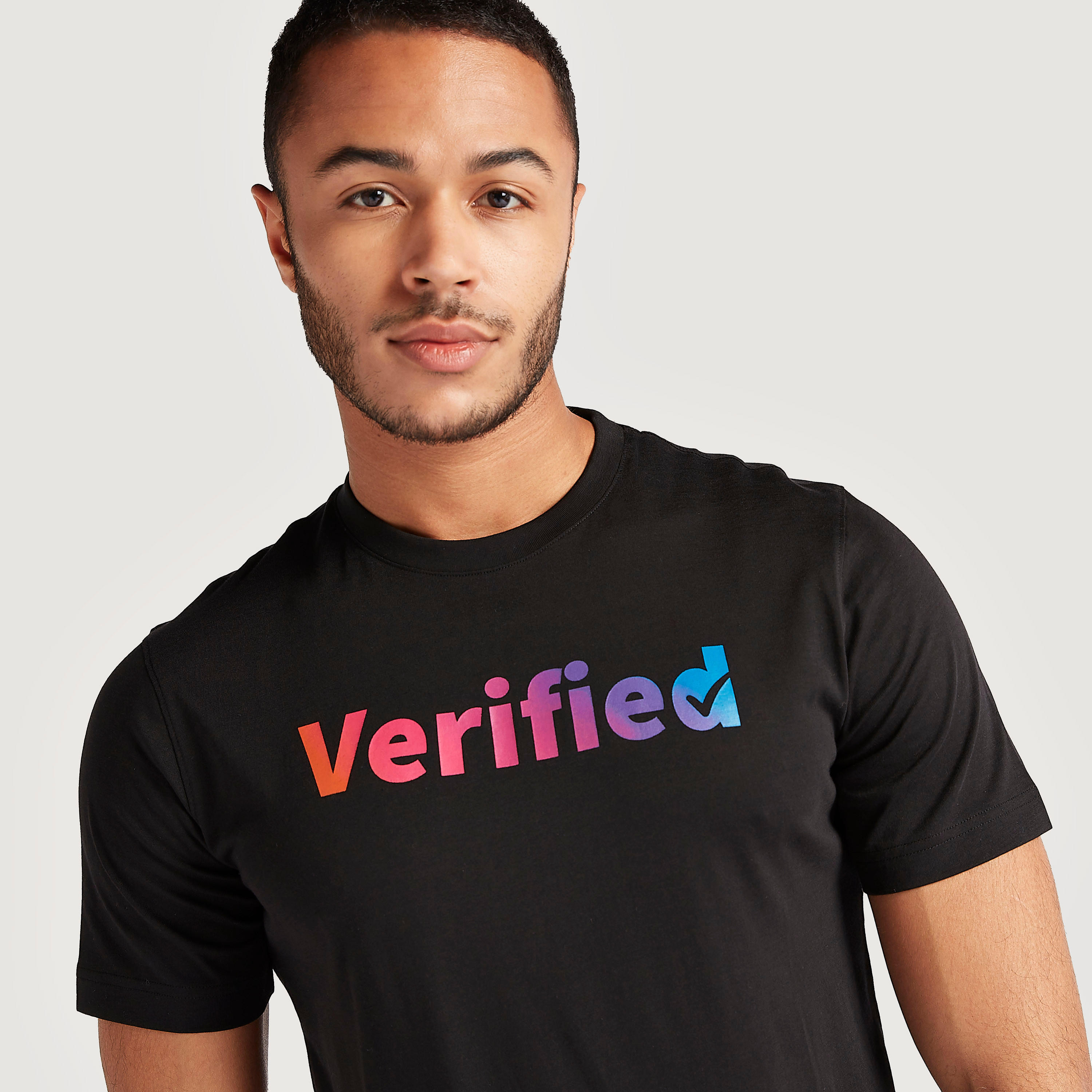 تيشيرت بياقة ضيّقة وأكمام قصيرة وطبعات-men-clothing-tshirtsandpolos-tshirts-image-3