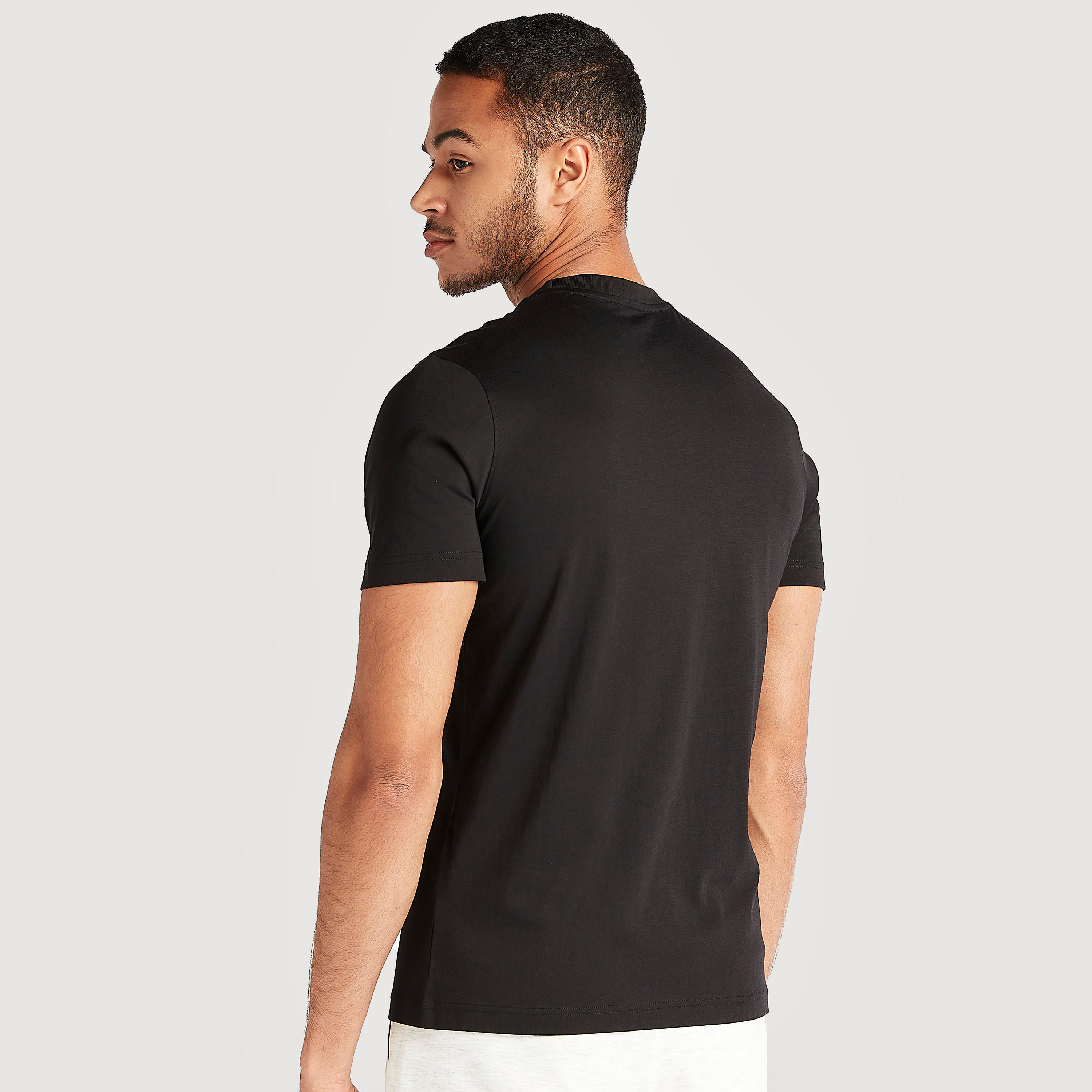 تيشيرت بياقة ضيّقة وأكمام قصيرة وطبعات-men-clothing-tshirtsandpolos-tshirts-image-2