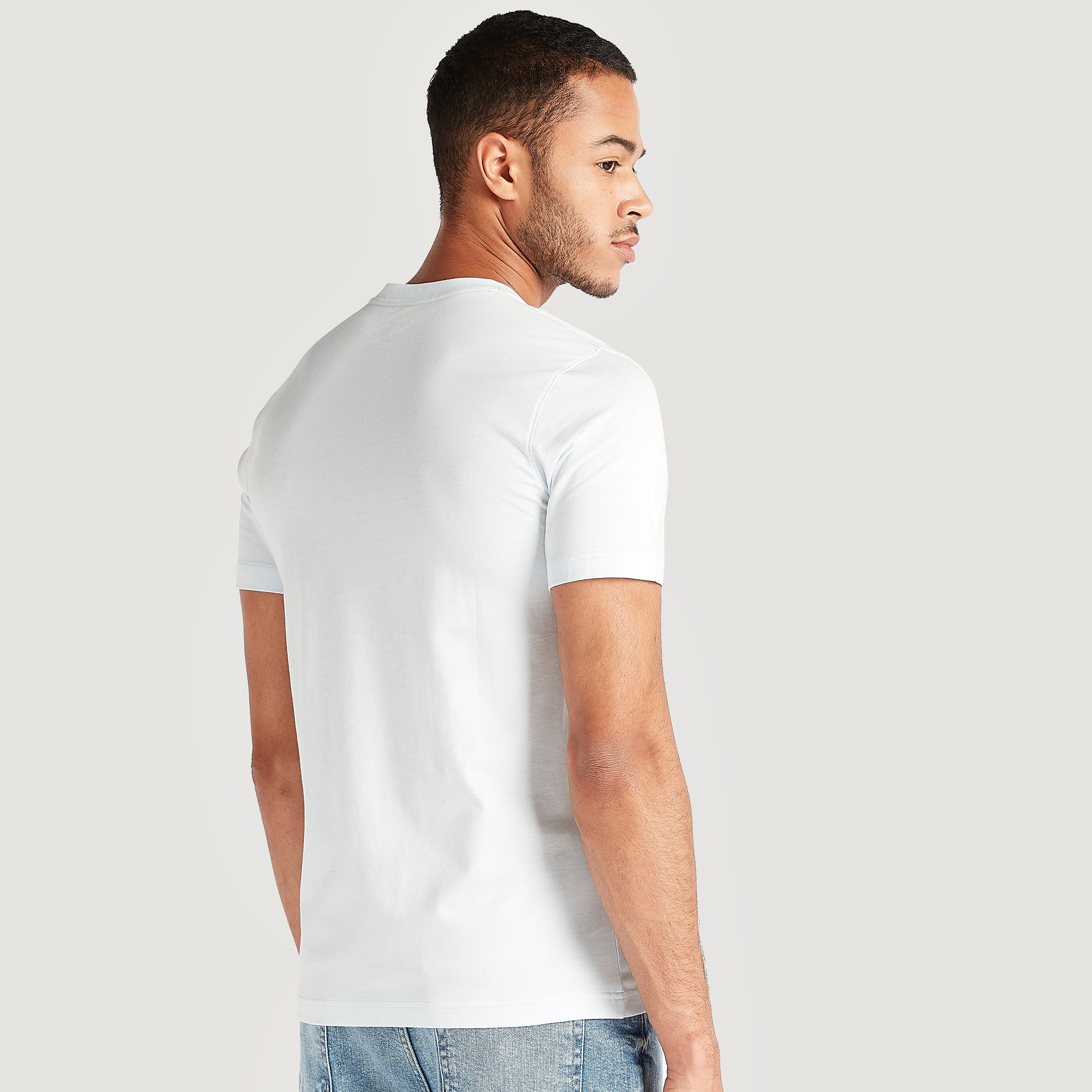 تيشيرت بياقة ضيّقة وأكمام قصيرة وطبعات-men-clothing-tshirtsandpolos-tshirts-image-2