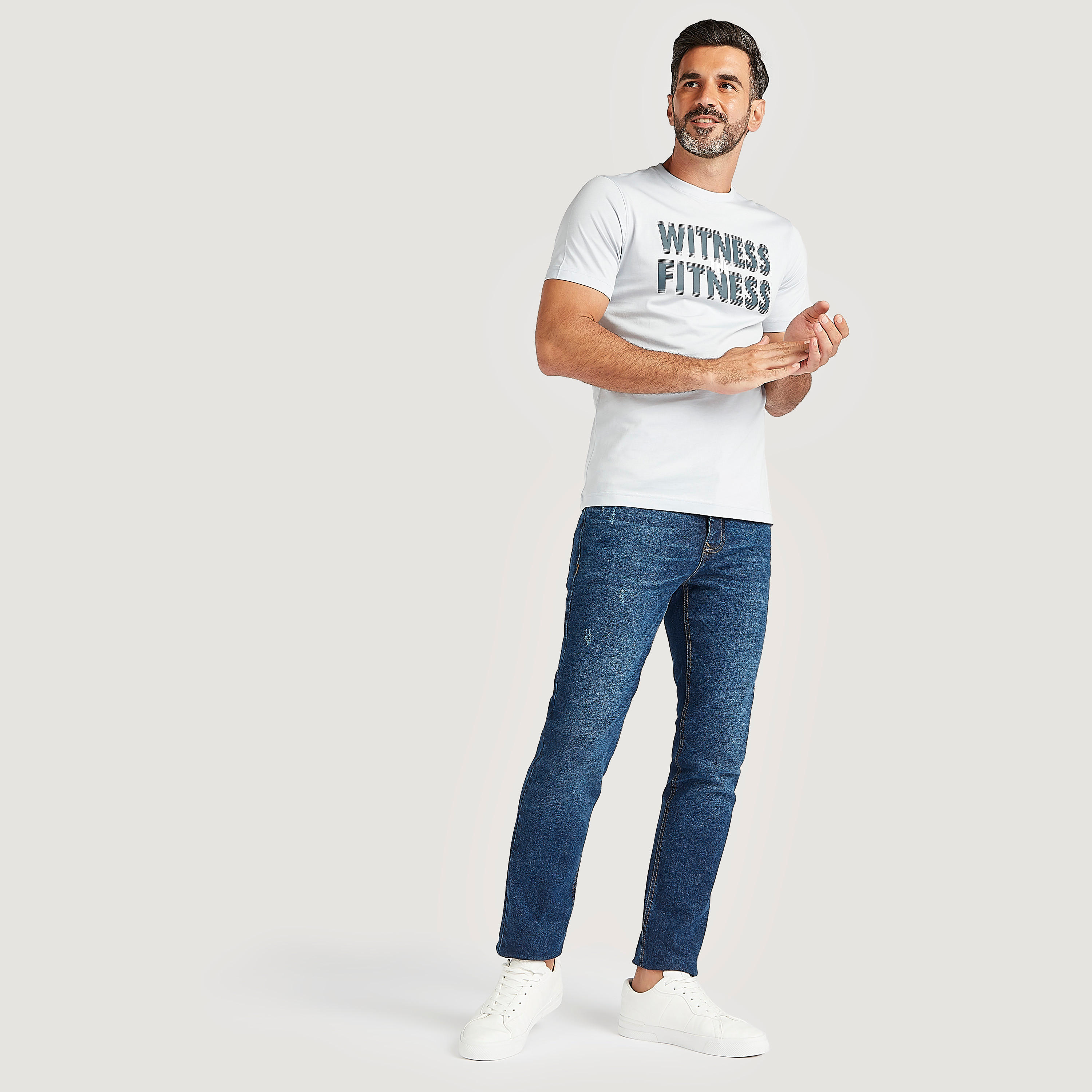 تيشيرت بياقة ضيّقة وأكمام قصيرة وطبعات شعار-men-clothing-tshirtsandpolos-tshirts-image-2