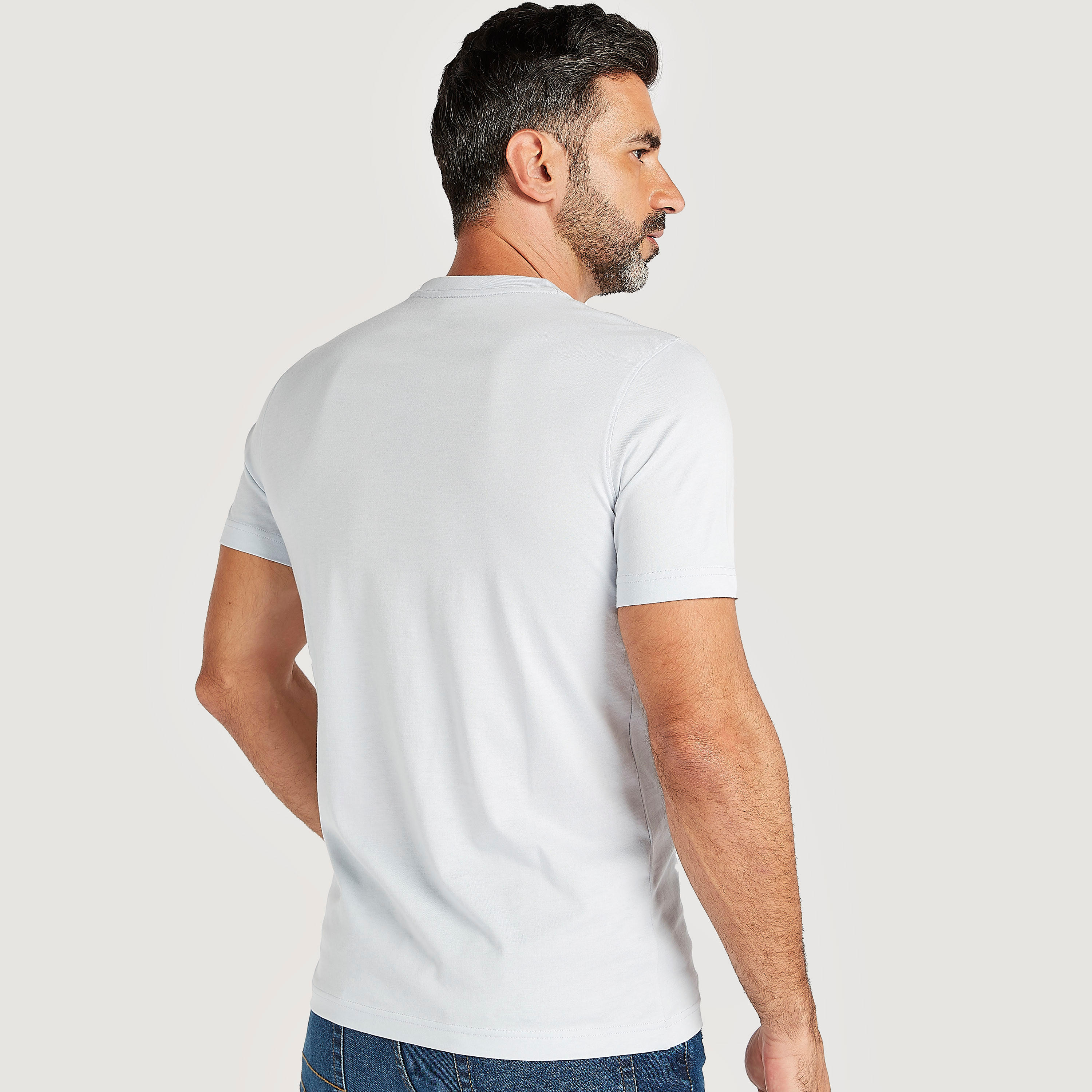 تيشيرت بياقة ضيّقة وأكمام قصيرة وطبعات شعار-men-clothing-tshirtsandpolos-tshirts-image-4