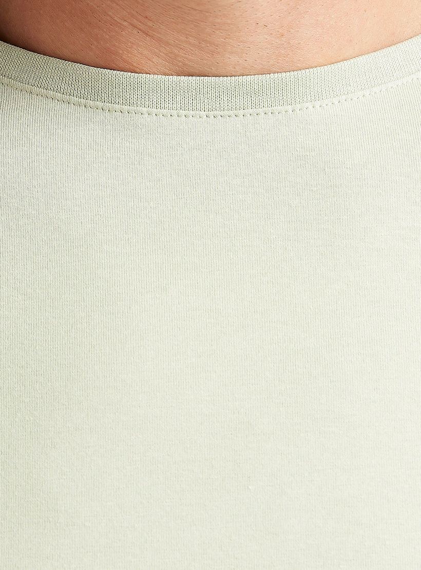 تيشيرت سادة بياقة ضيّقة وأكمام قصيرة-men-clothing-tshirtsandpolos-tshirts-image-2