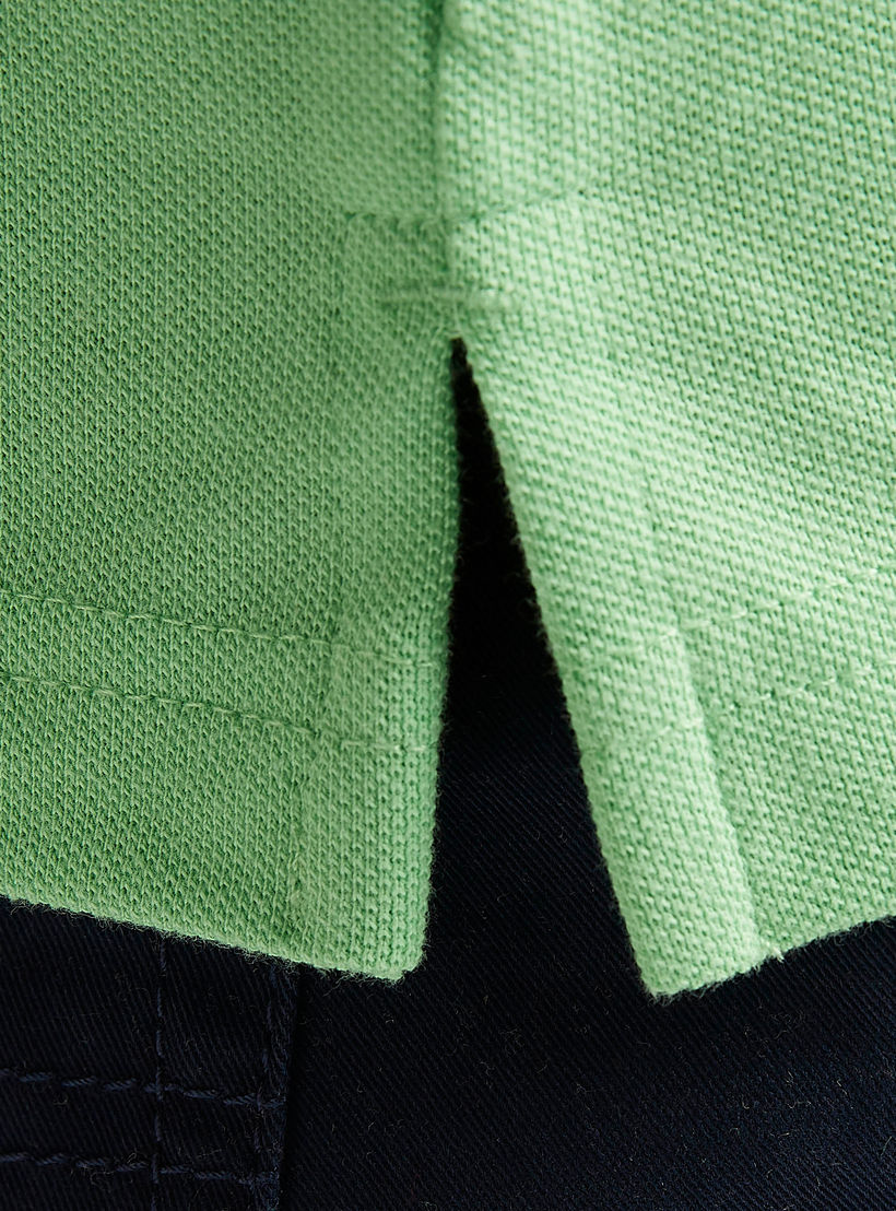 تيشيرت بولو سادة بأكمام قصيرة وتفاصيل خيوط بارزة-men-clothing-tshirtsandpolos-polos-image-1