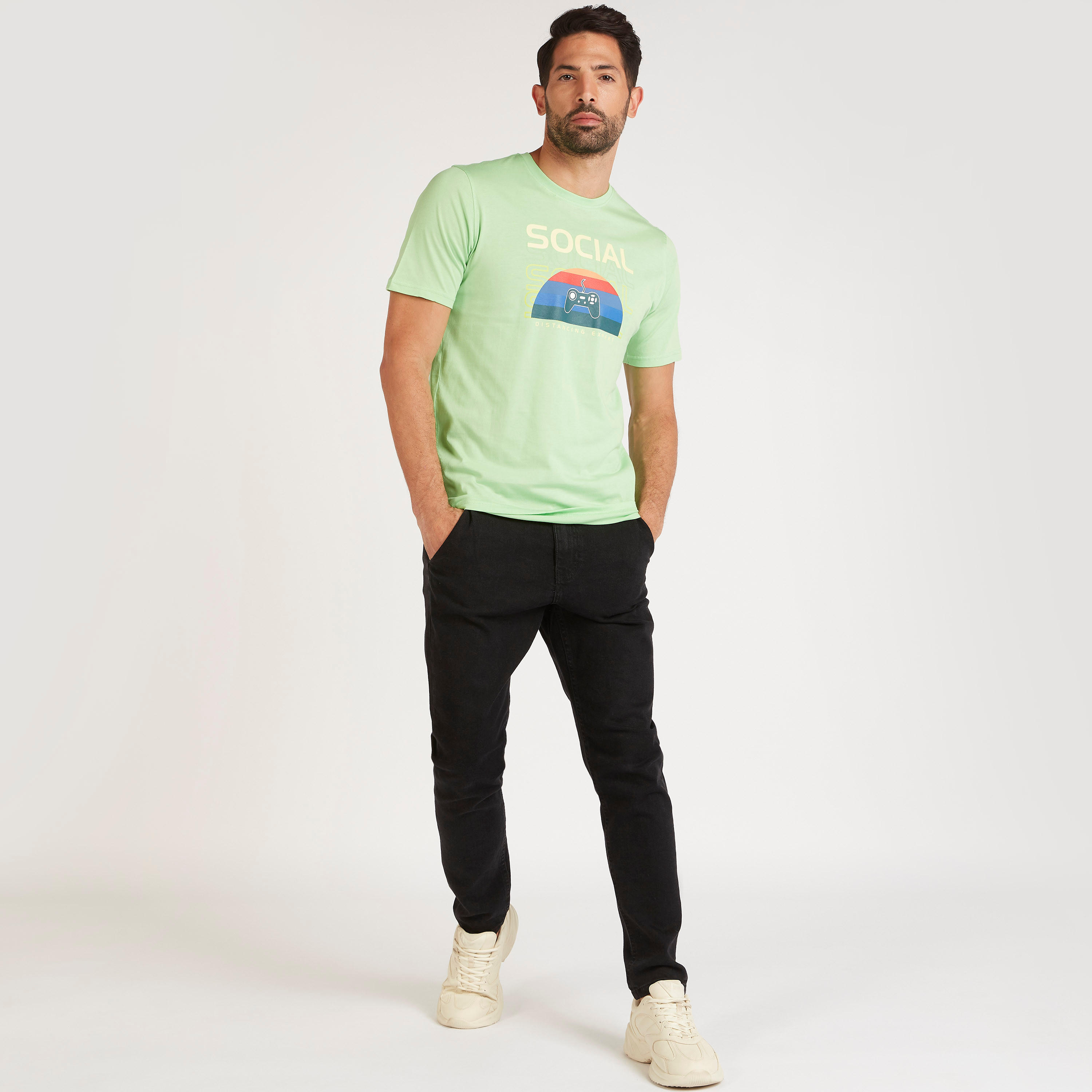 تيشيرت بياقة ضيّقة وأكمام قصيرة وطبعات-men-clothing-tshirtsandpolos-tshirts-image-2