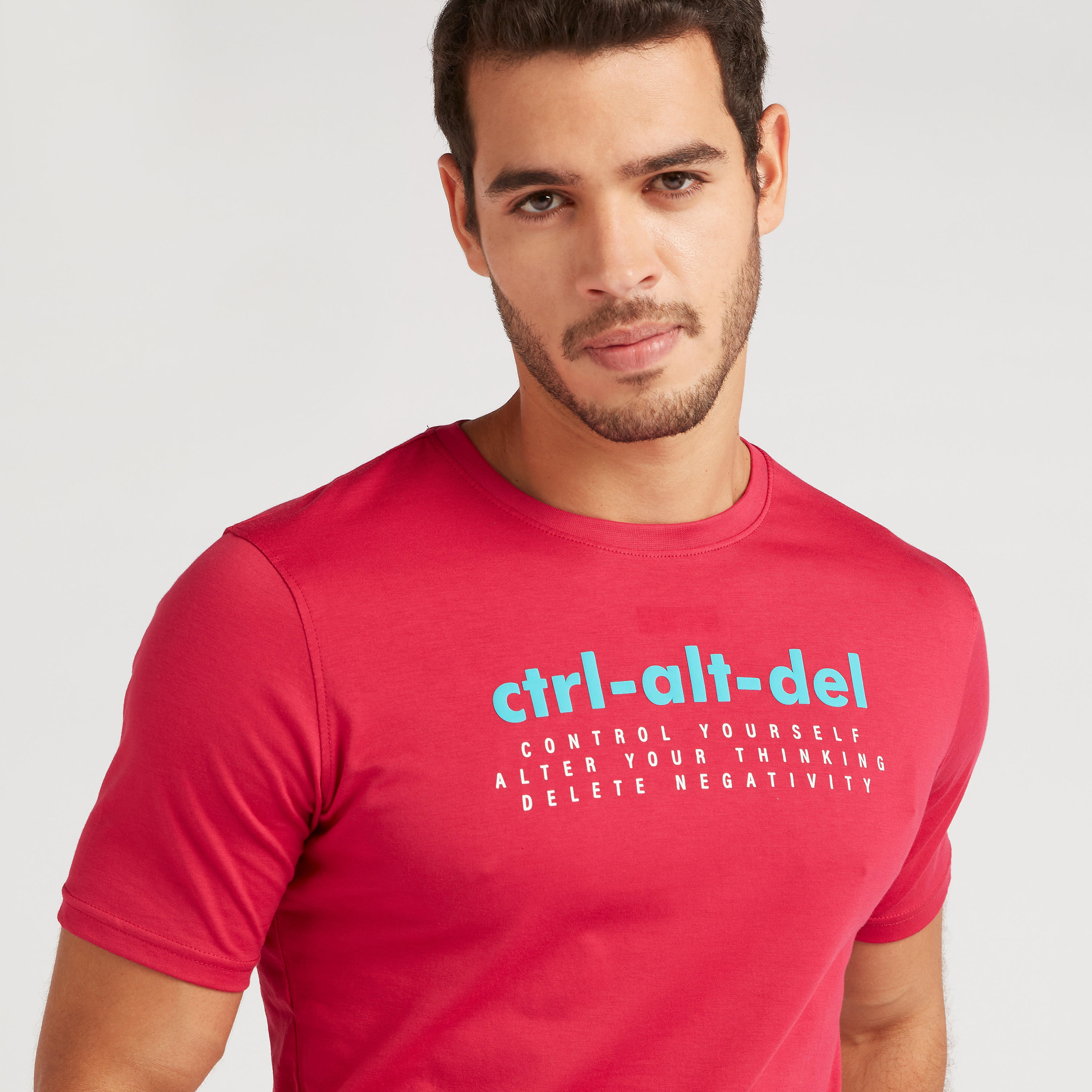 تيشيرت بياقة ضيّقة وأكمام قصيرة وطبعات-men-clothing-tshirtsandpolos-tshirts-image-4