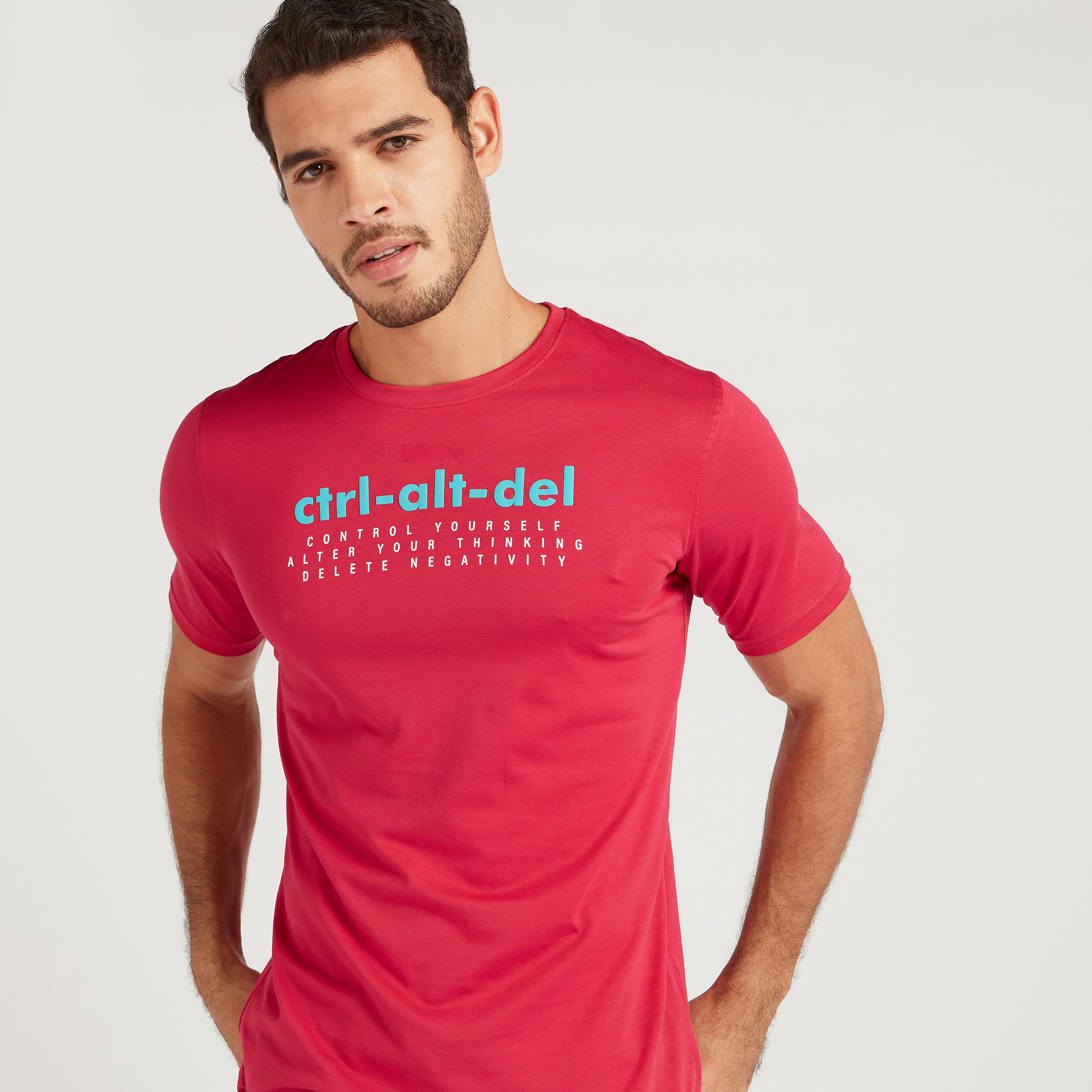 تيشيرت بياقة ضيّقة وأكمام قصيرة وطبعات-men-clothing-tshirtsandpolos-tshirts-image-3