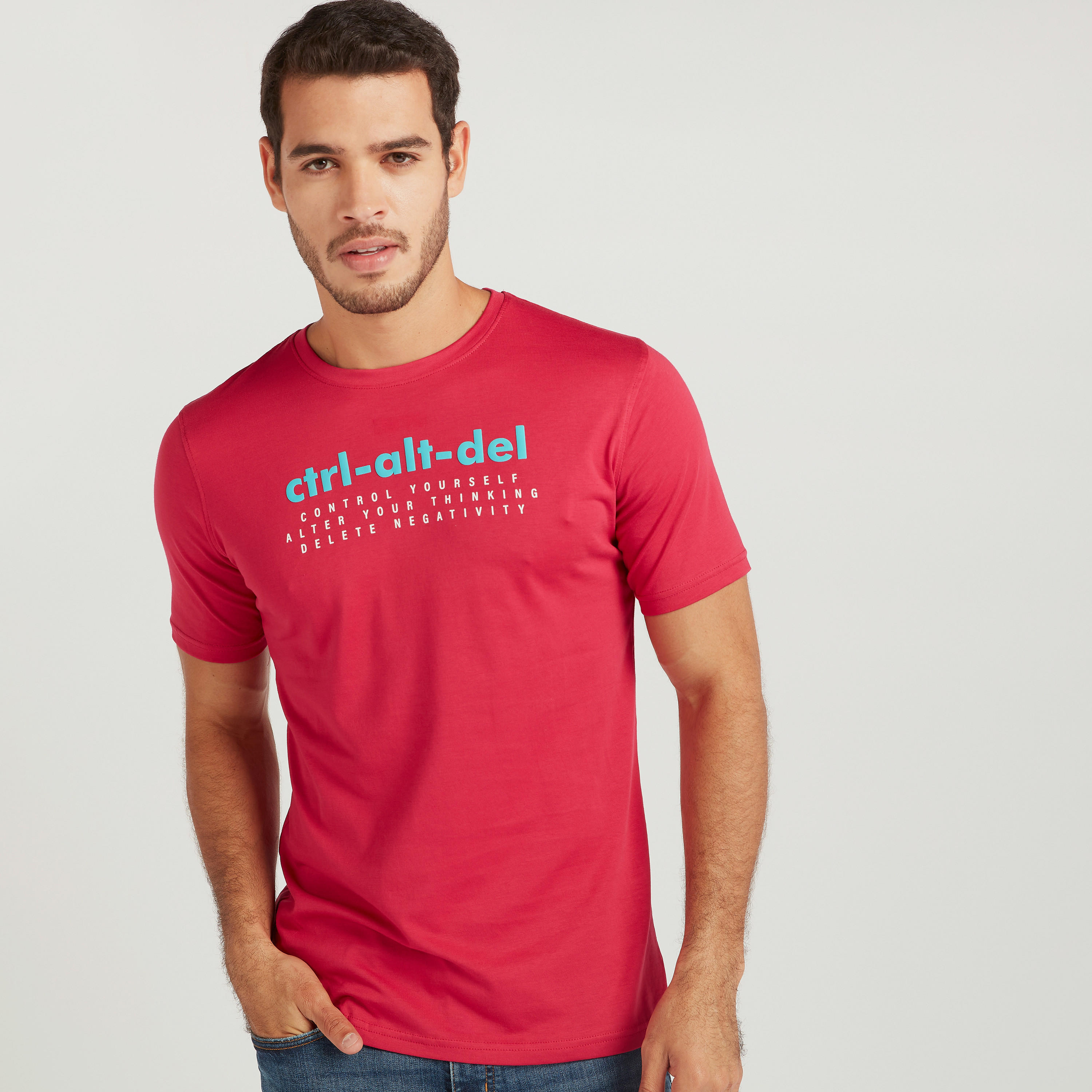 تيشيرت بياقة ضيّقة وأكمام قصيرة وطبعات-men-clothing-tshirtsandpolos-tshirts-image-2
