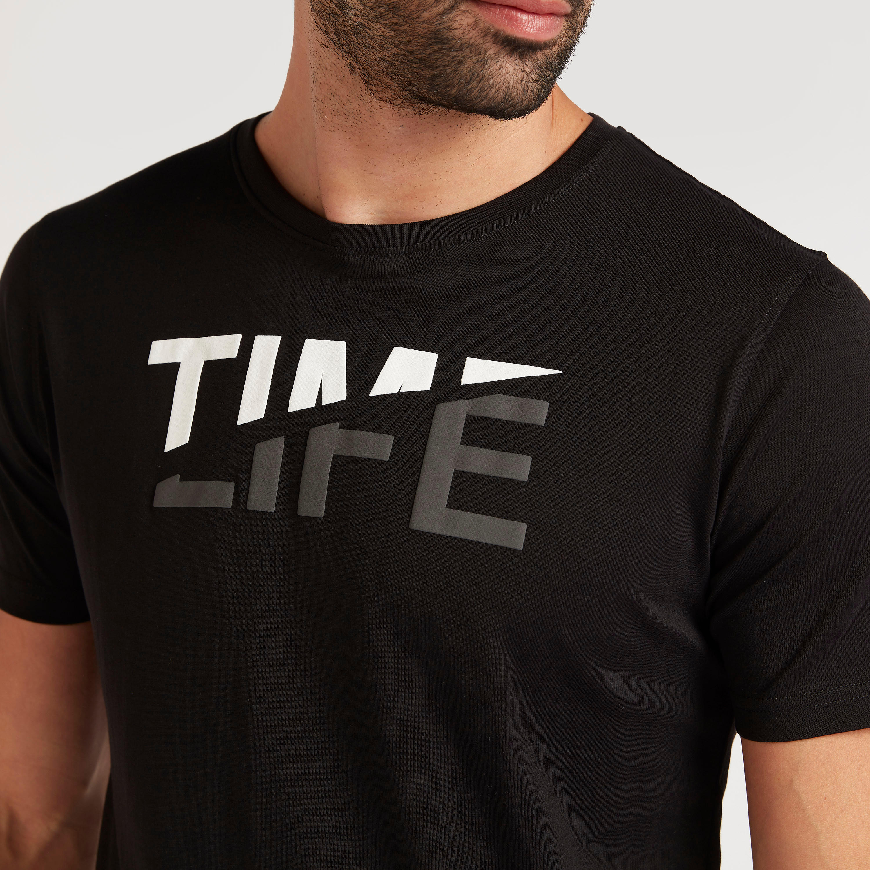 تيشيرت بياقة ضيّقة وأكمام قصيرة وطبعات-men-clothing-tshirtsandpolos-tshirts-image-2