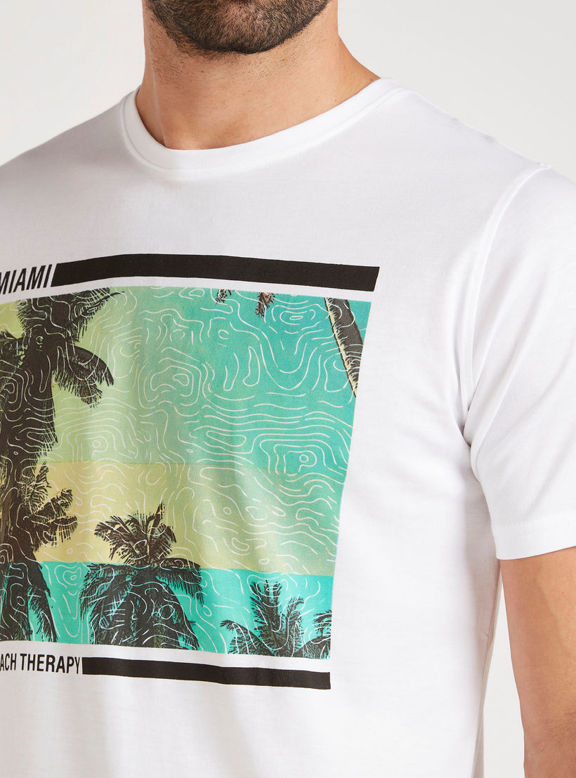 تيشيرت بياقة ضيّقة وأكمام قصيرة وطبعات-men-clothing-tshirtsandpolos-tshirts-image-2