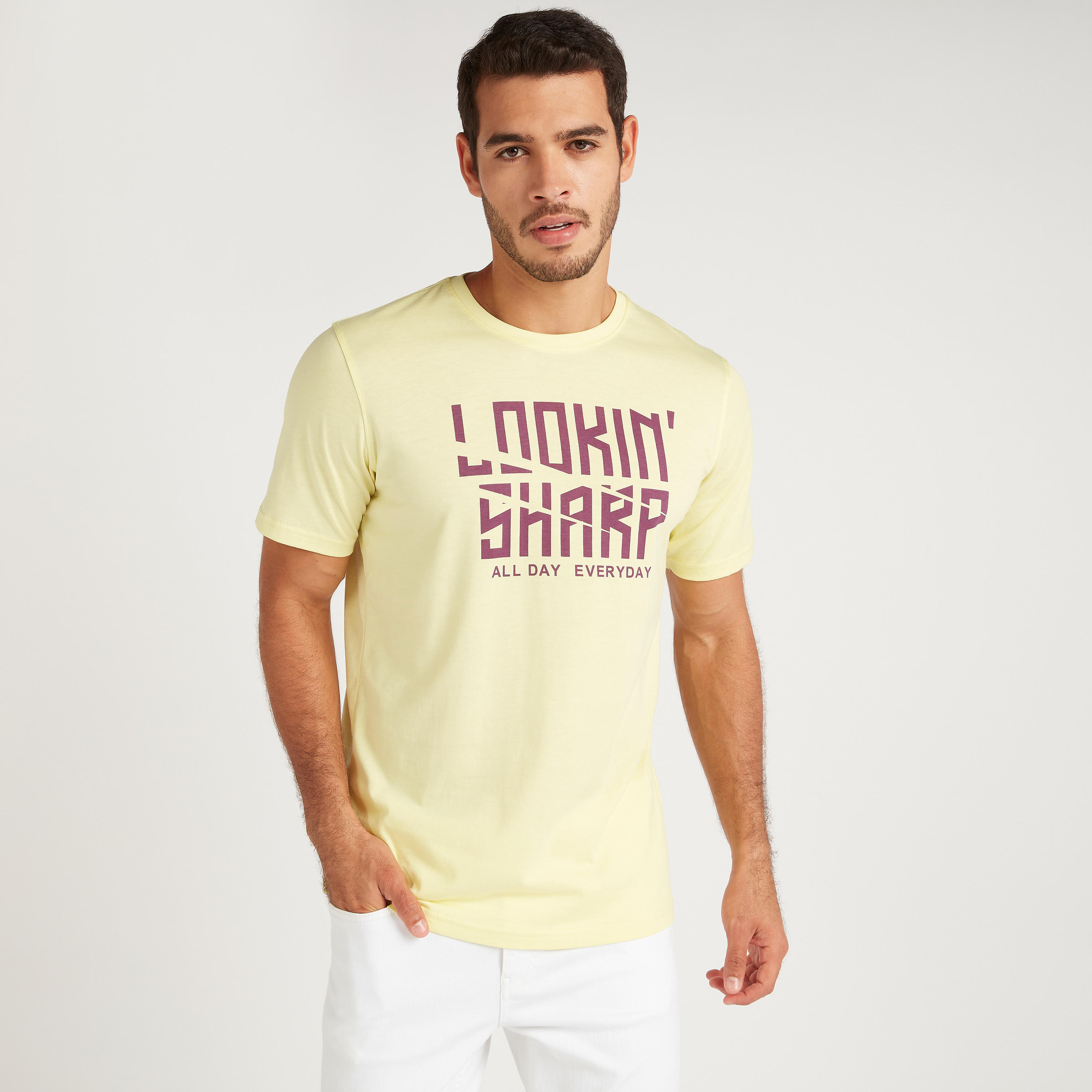 تيشيرت بياقة ضيّقة وأكمام قصيرة وطبعات تايبوجرافيك-men-clothing-tshirtsandpolos-tshirts-image-1