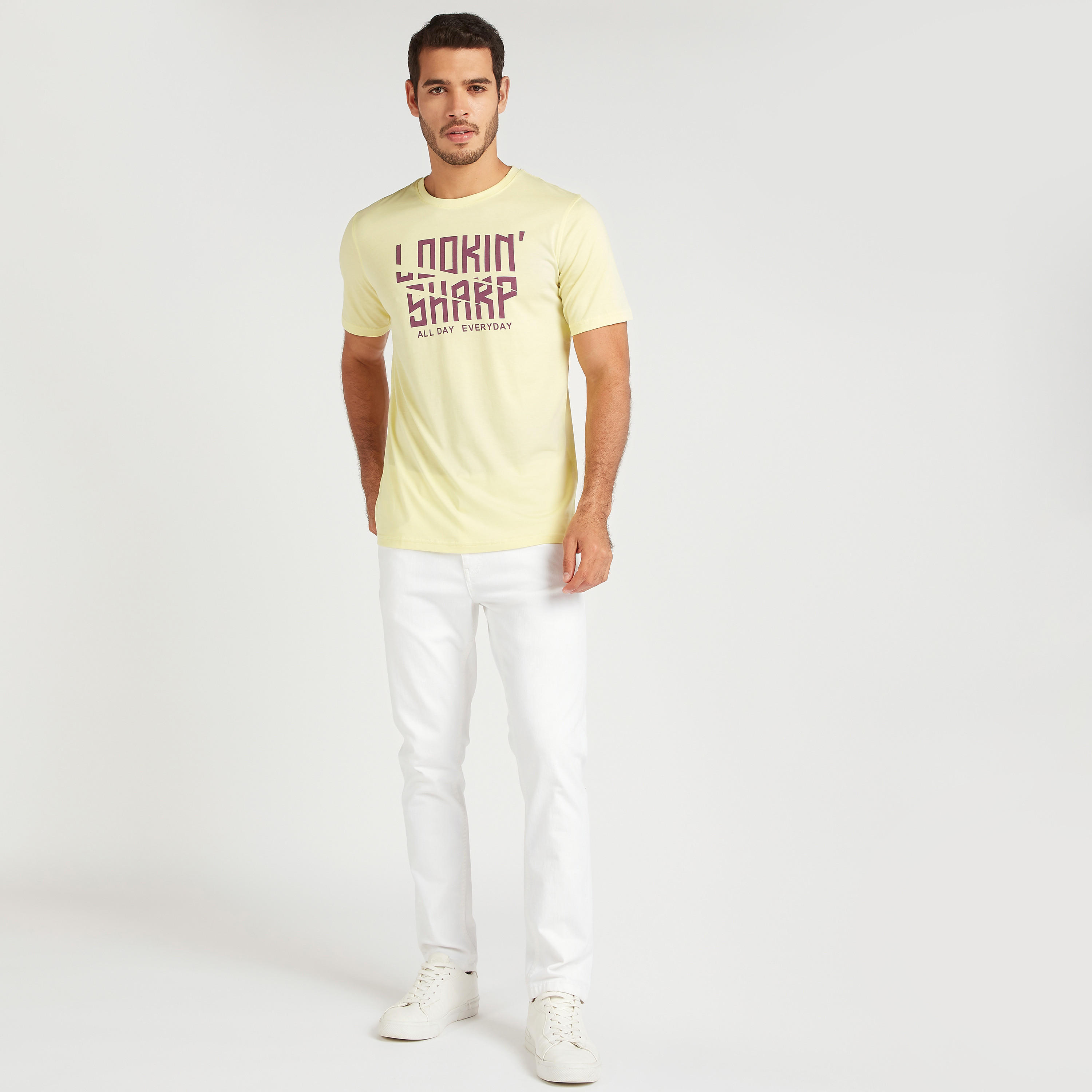 تيشيرت بياقة ضيّقة وأكمام قصيرة وطبعات تايبوجرافيك-men-clothing-tshirtsandpolos-tshirts-image-2