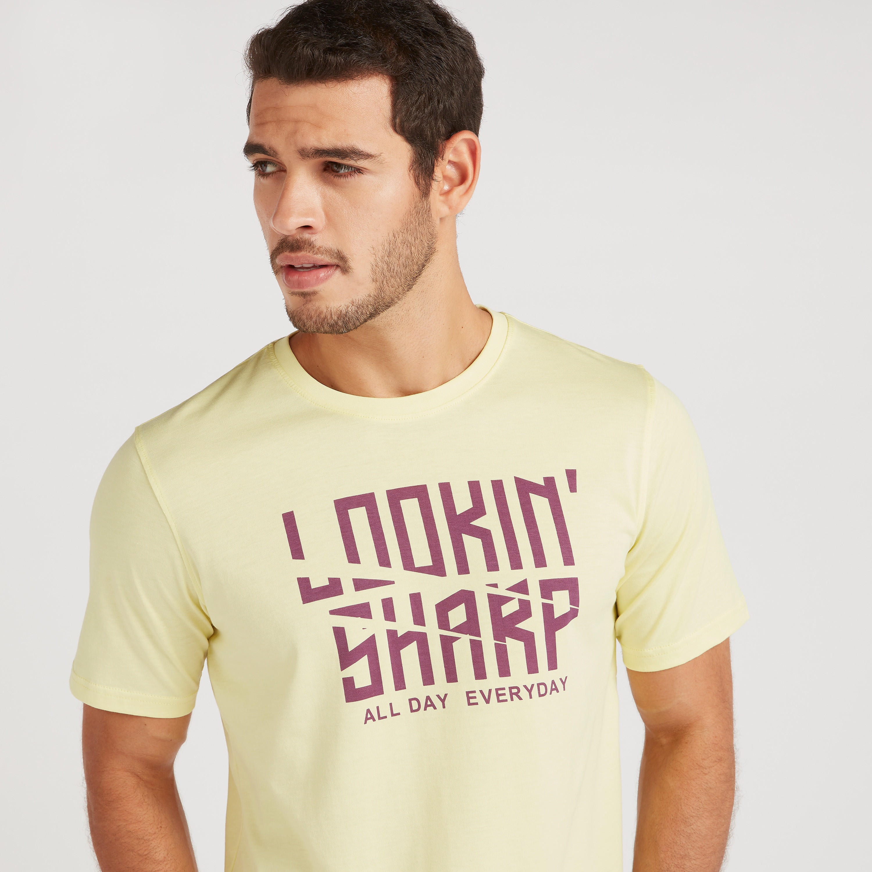تيشيرت بياقة ضيّقة وأكمام قصيرة وطبعات تايبوجرافيك-men-clothing-tshirtsandpolos-tshirts-image-3