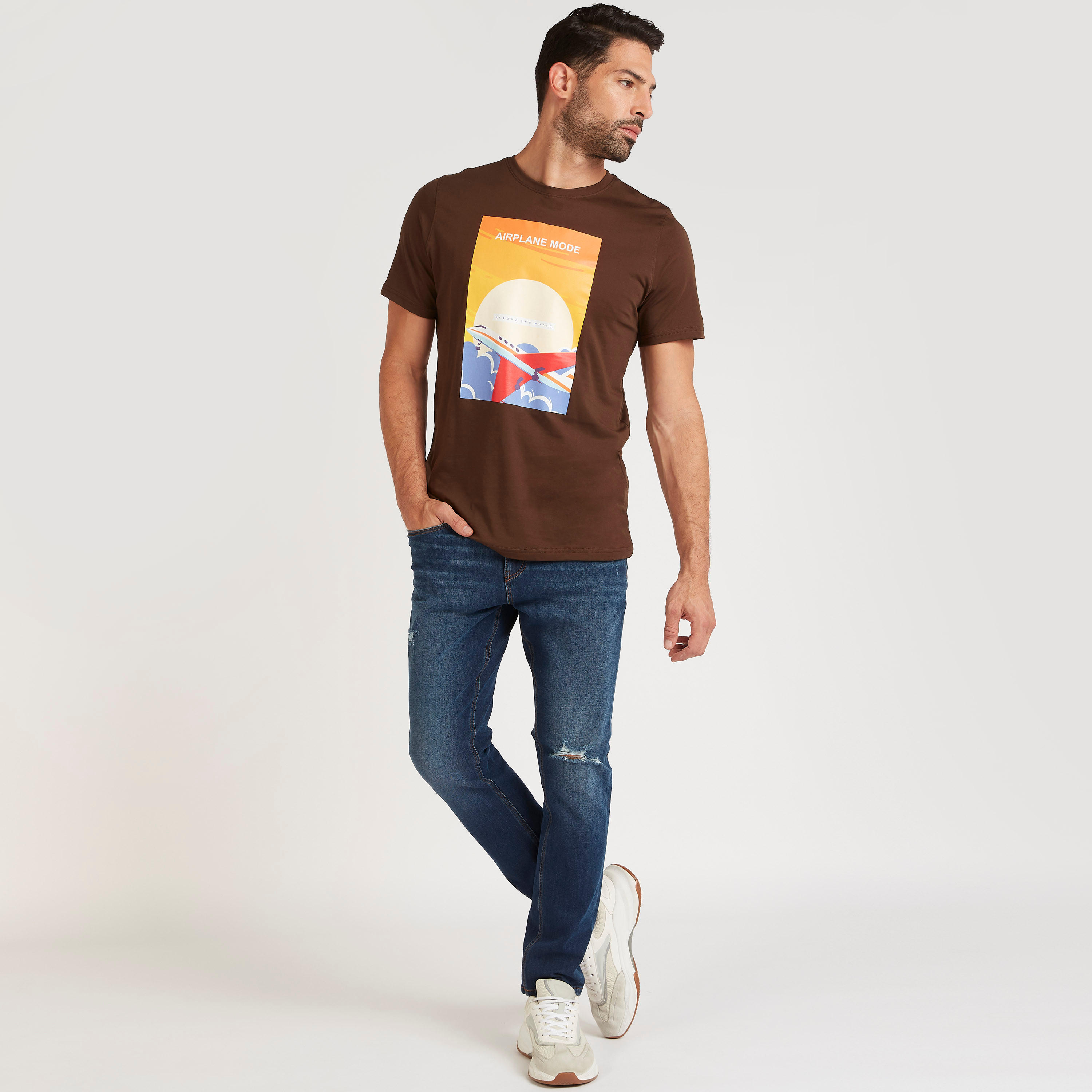 تيشيرت بياقة ضيّقة وأكمام قصيرة وطبعات-men-clothing-tshirtsandpolos-tshirts-image-2