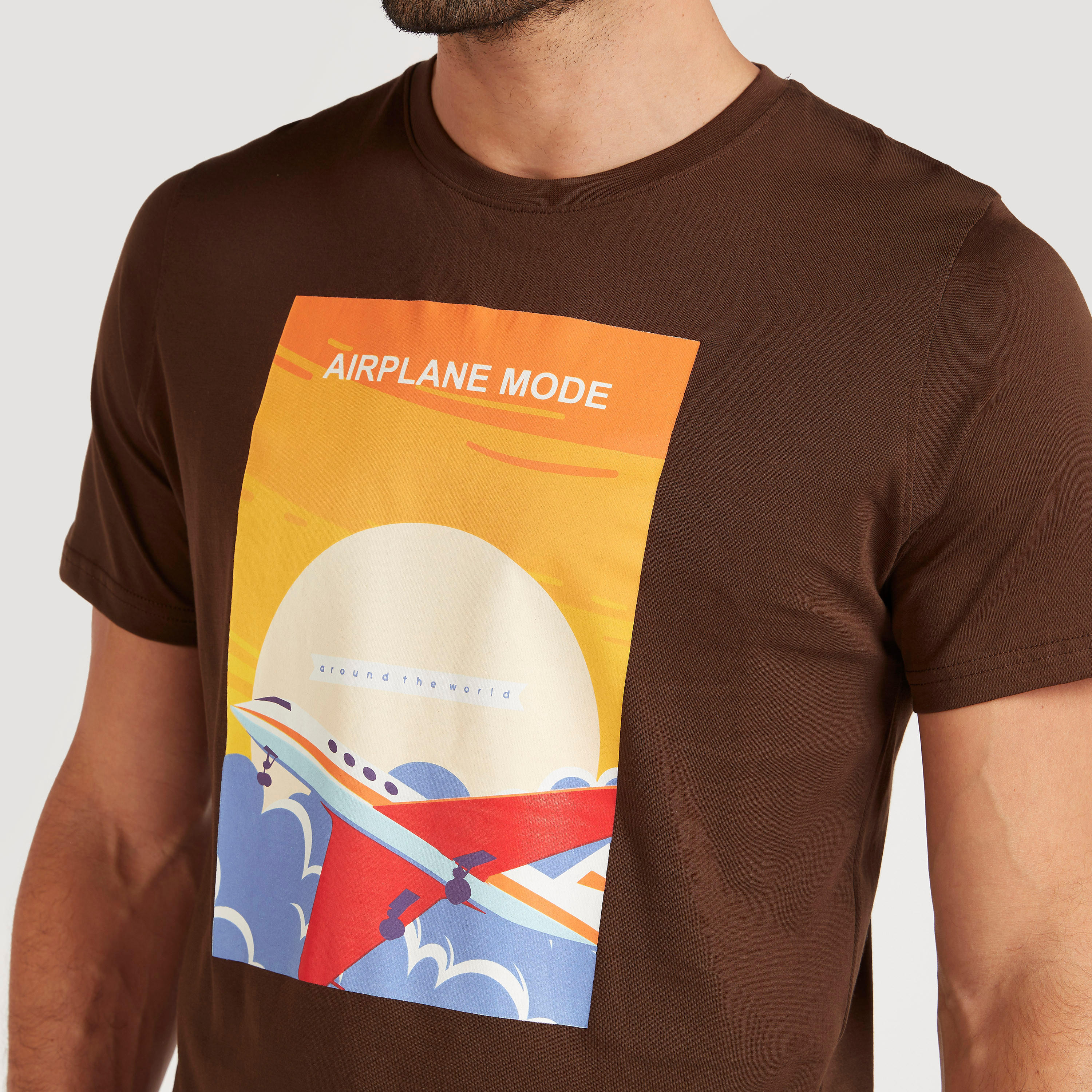 تيشيرت بياقة ضيّقة وأكمام قصيرة وطبعات-men-clothing-tshirtsandpolos-tshirts-image-3