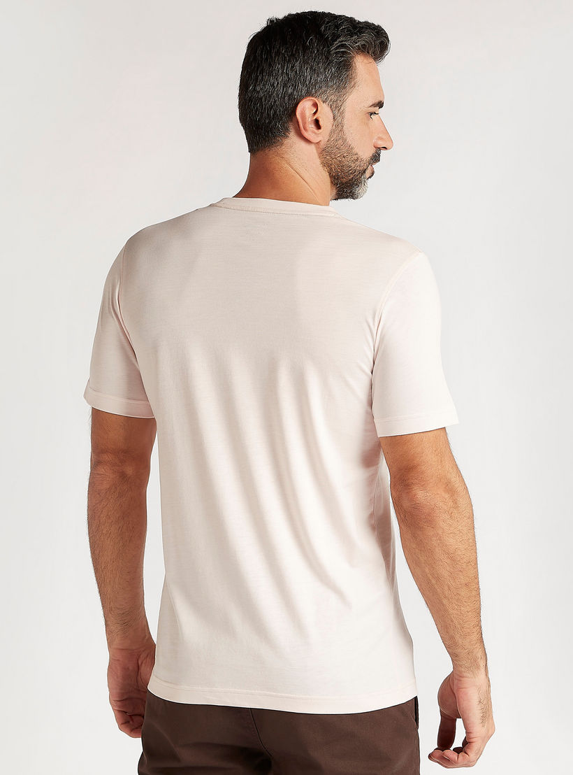 تيشيرت بياقة ضيقة وأكمام قصيرة وطبعات-men-clothing-tshirtsandpolos-tshirts-image-1