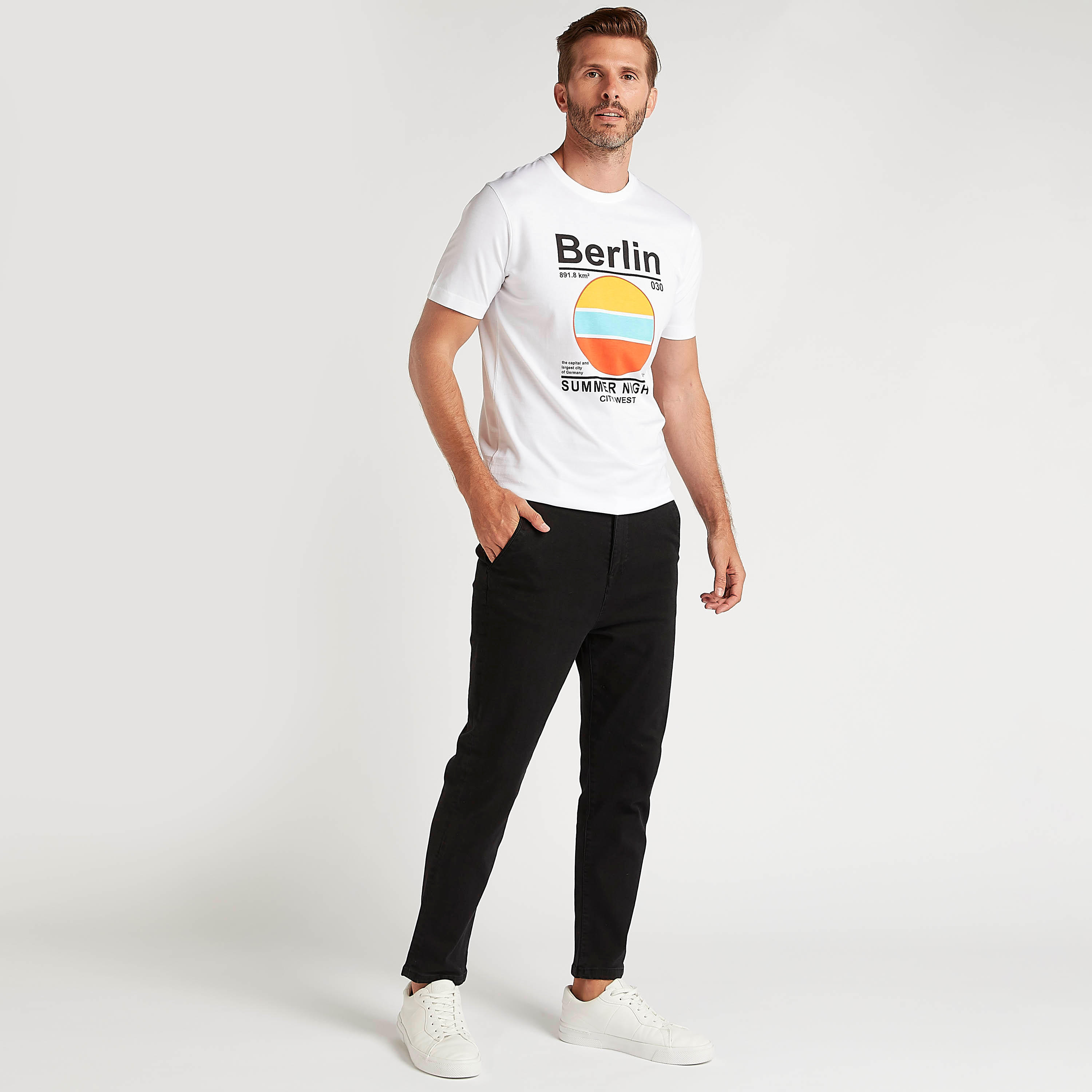 تيشيرت بياقة ضيّقة وأكمام قصيرة وطبعات-men-clothing-tshirtsandpolos-tshirts-image-2