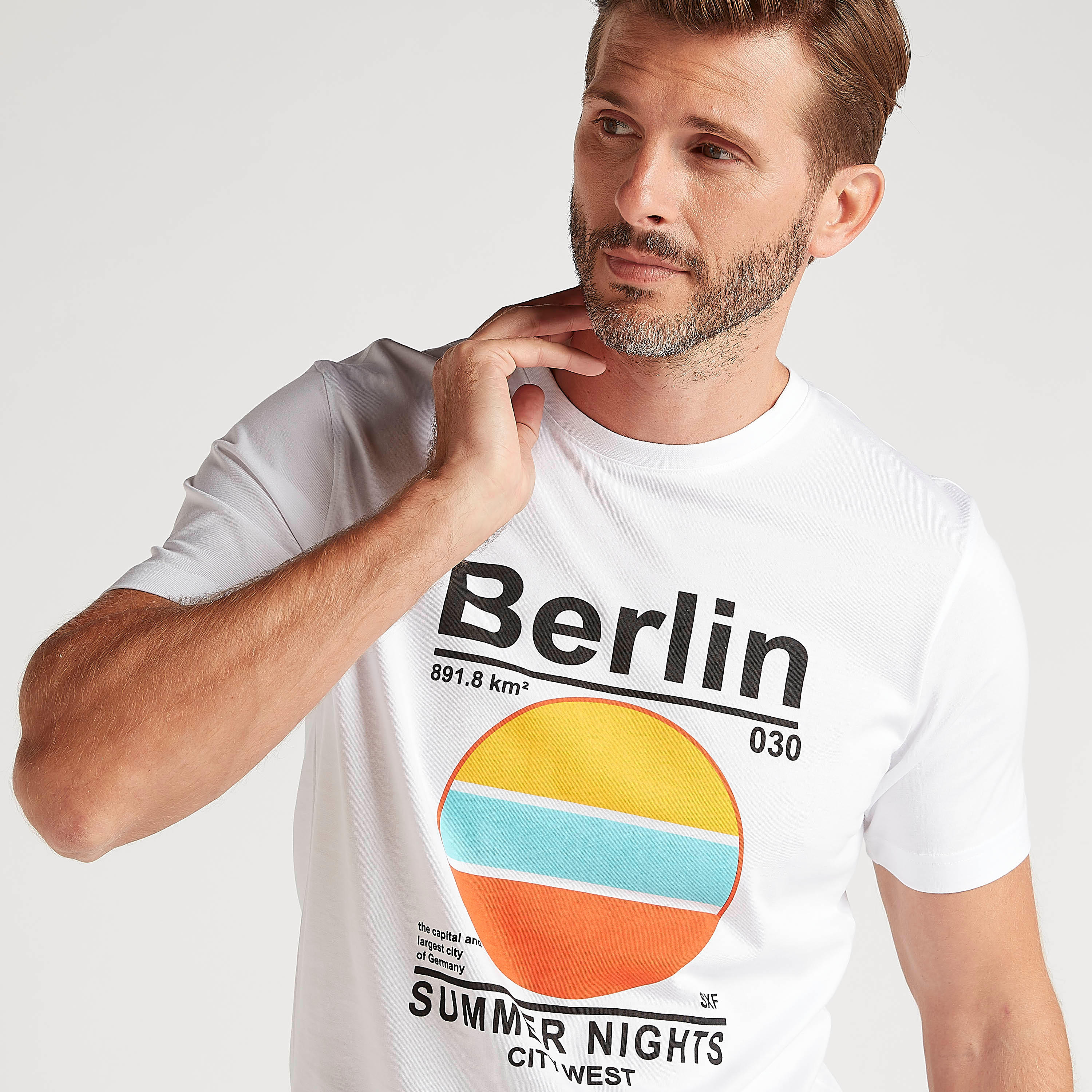 تيشيرت بياقة ضيّقة وأكمام قصيرة وطبعات-men-clothing-tshirtsandpolos-tshirts-image-3