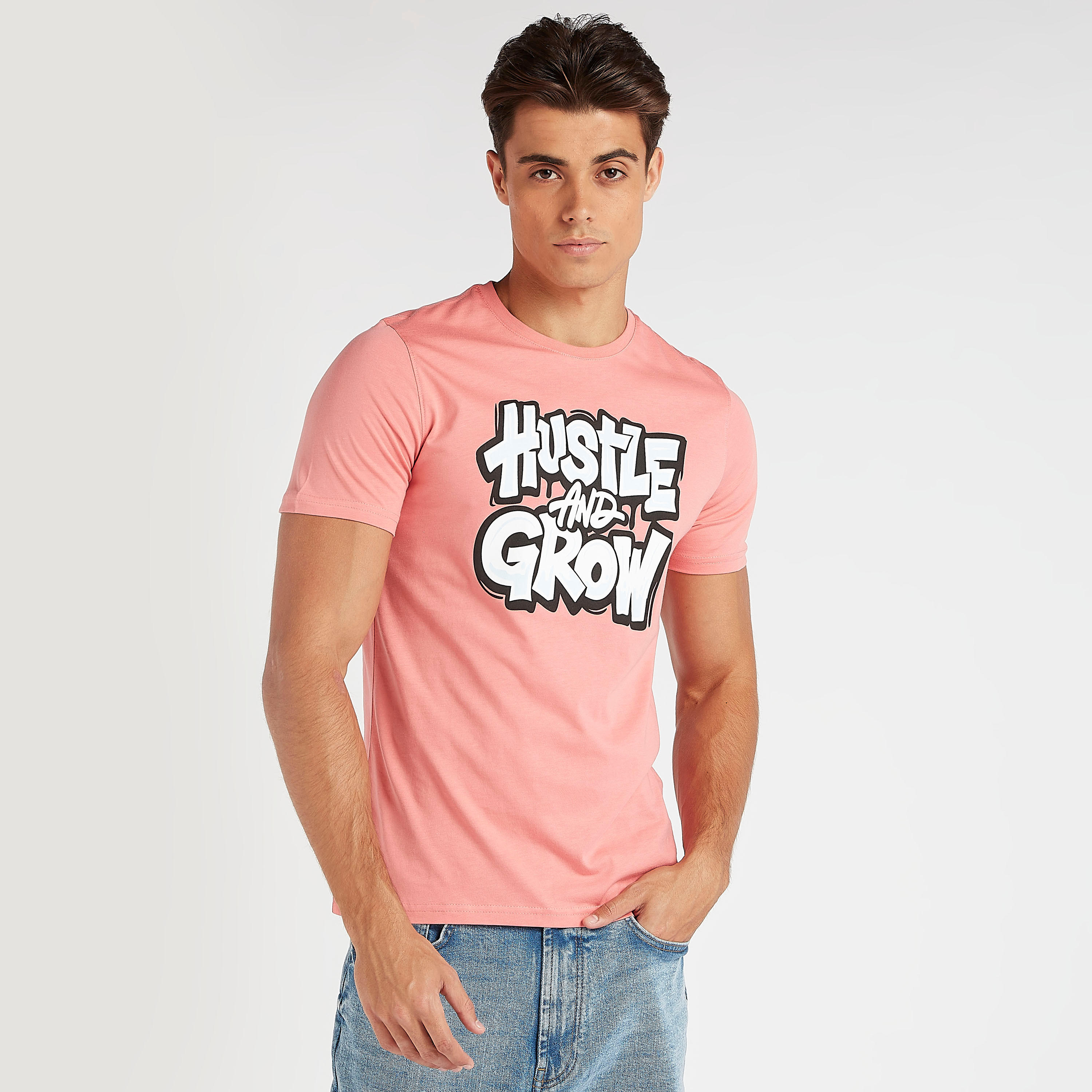 تيشيرت بياقة ضيّقة وأكمام قصيرة وطبعات شعار-men-clothing-tshirtsandpolos-tshirts-image-1