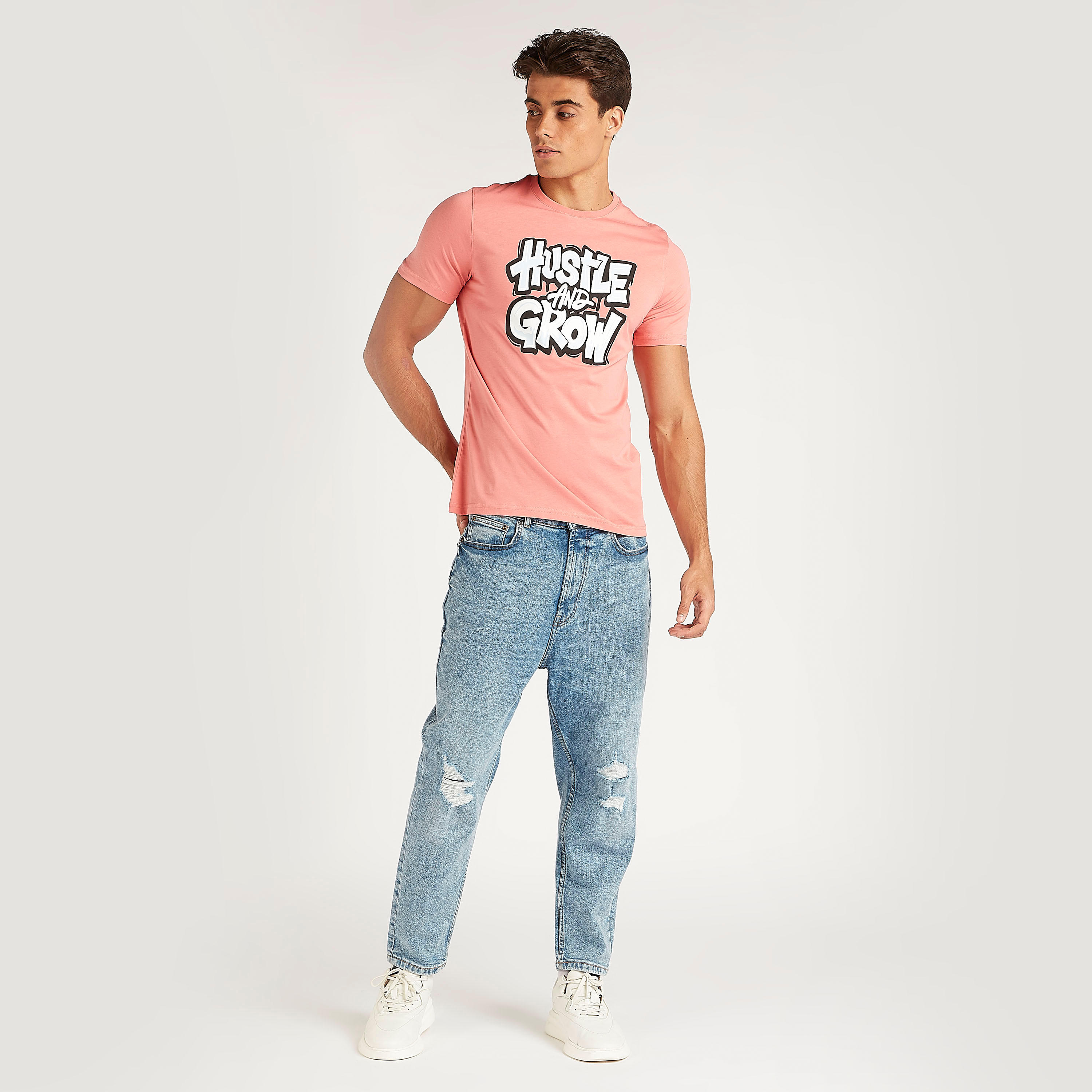 تيشيرت بياقة ضيّقة وأكمام قصيرة وطبعات شعار-men-clothing-tshirtsandpolos-tshirts-image-2
