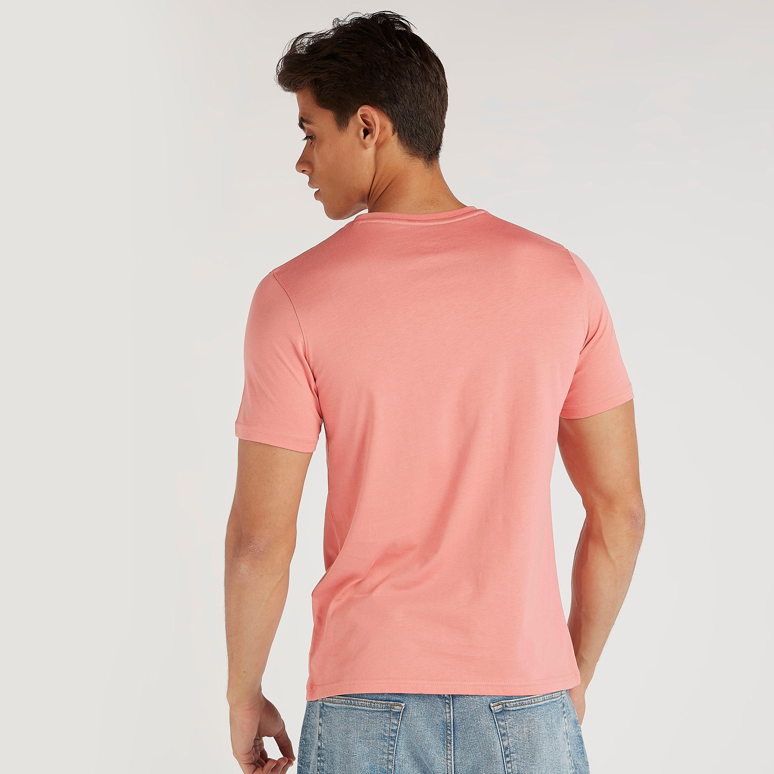 تيشيرت بياقة ضيّقة وأكمام قصيرة وطبعات شعار-men-clothing-tshirtsandpolos-tshirts-image-4