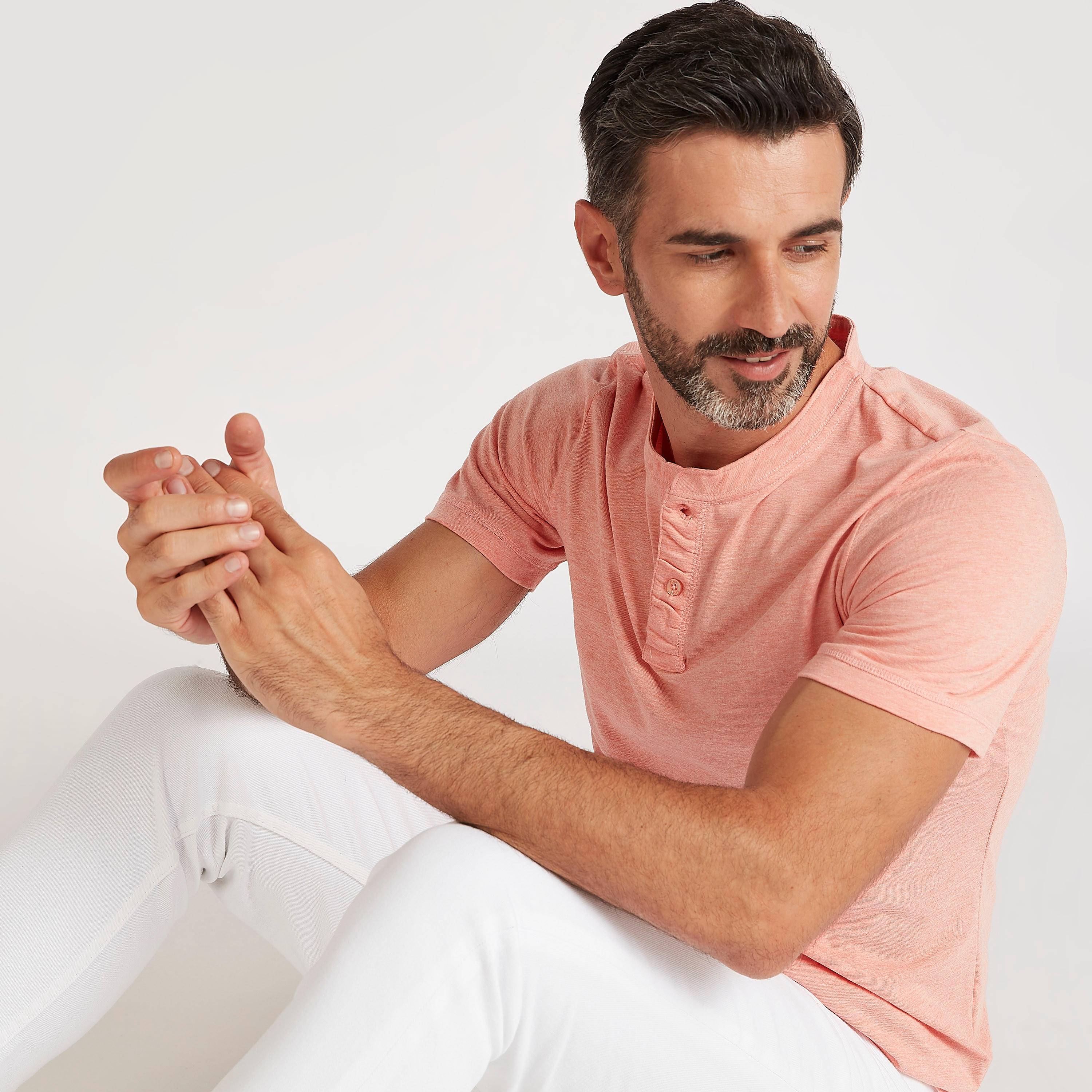 تيشيرت سادة بياقة هينلي وأكمام قصيرة-men-clothing-tshirtsandpolos-tshirts-image-1