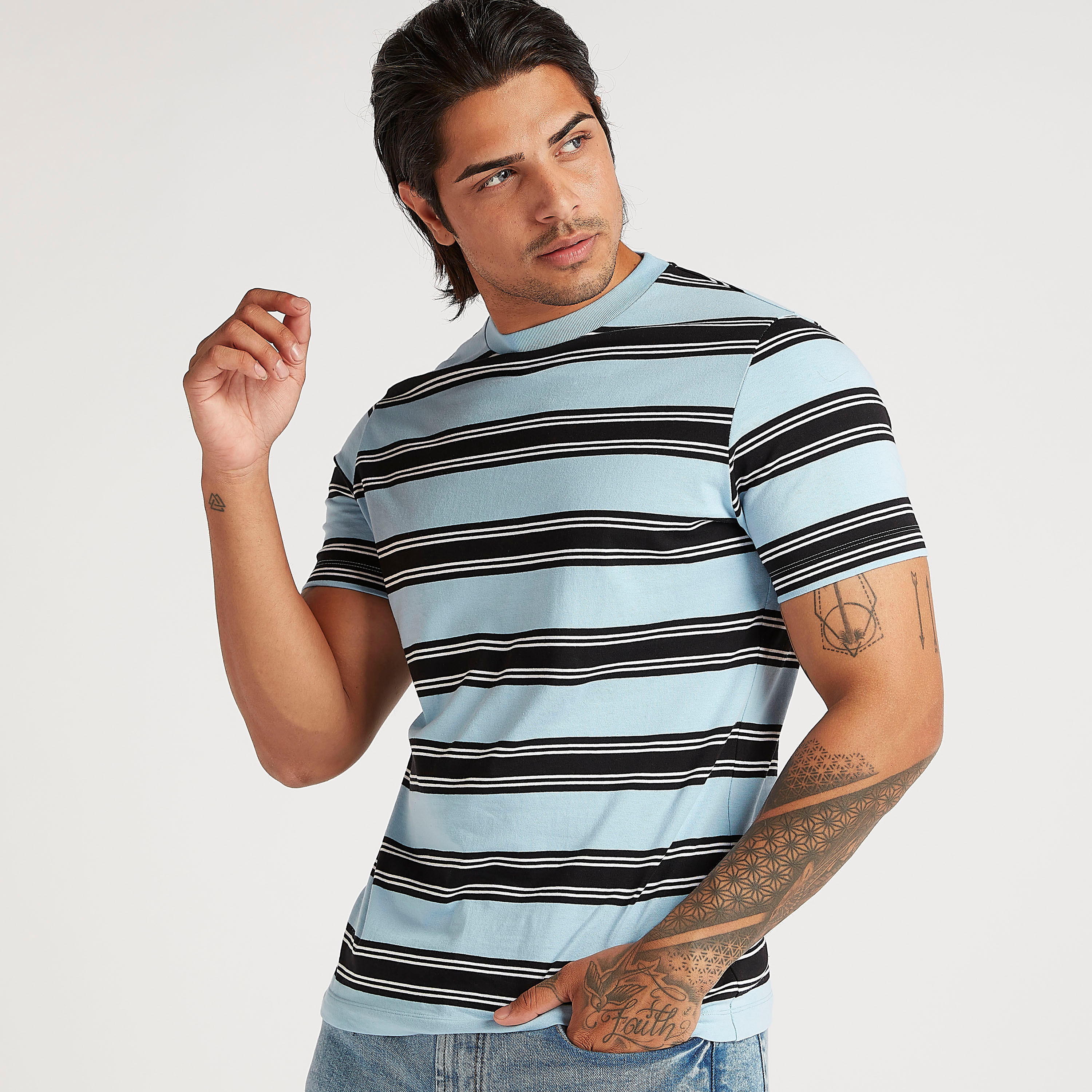 تيشيرت مخطّط بياقة ضيّقة وأكمام قصيرة-men-clothing-tshirtsandpolos-tshirts-image-2