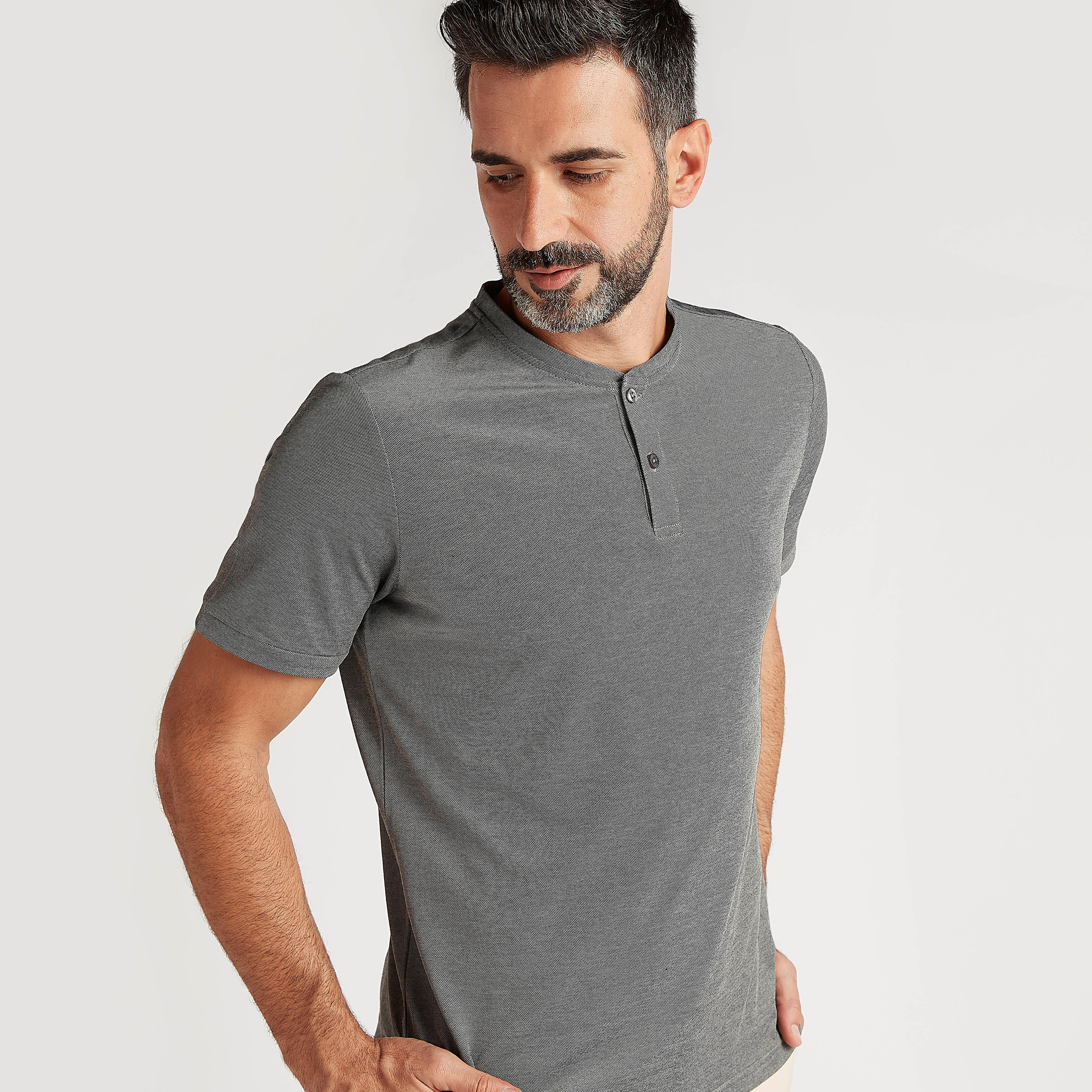 تيشيرت بارز الملمس بأكمام قصيرة وياقة هينلي-men-clothing-tshirtsandpolos-tshirts-image-1