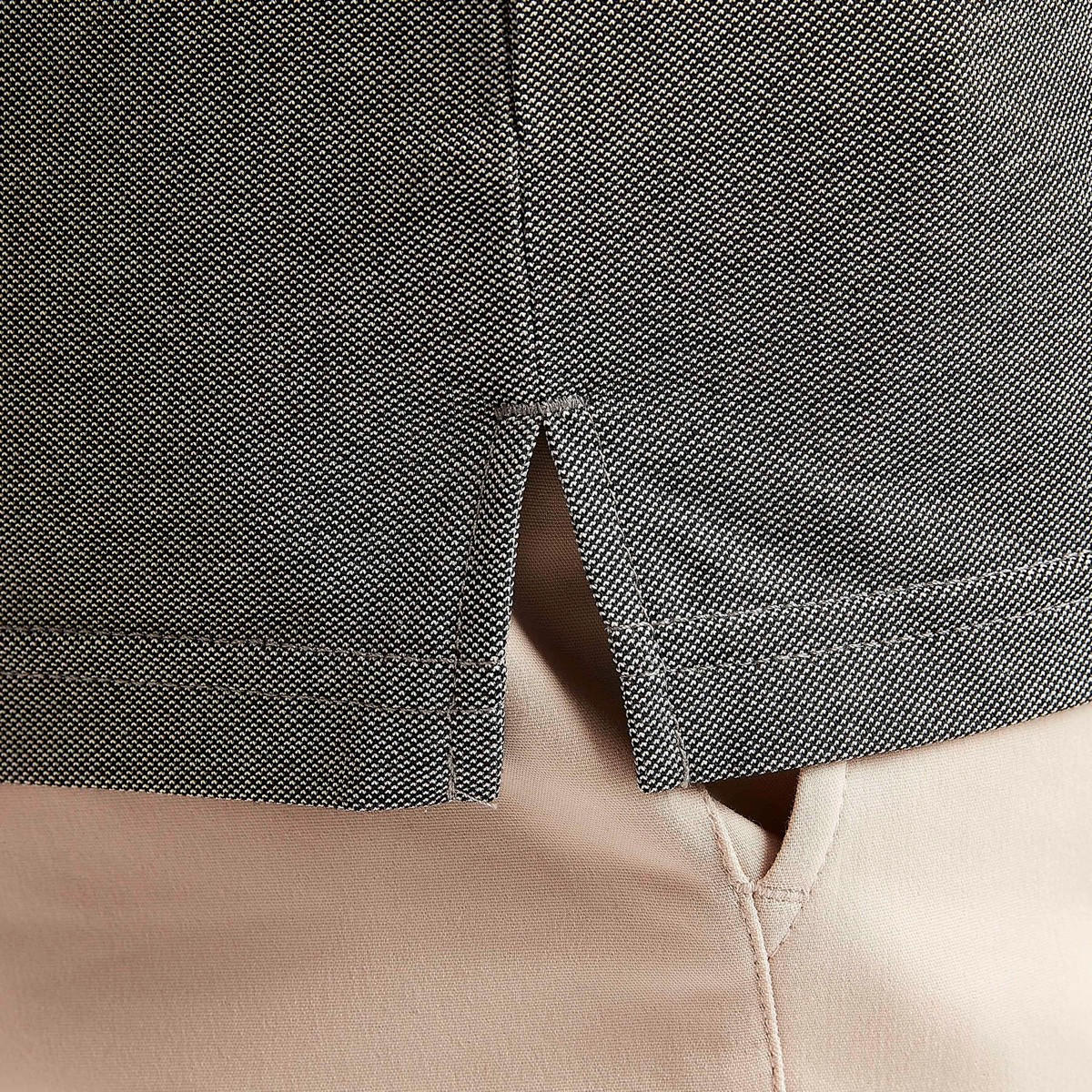 تيشيرت بارز الملمس بأكمام قصيرة وياقة هينلي-men-clothing-tshirtsandpolos-tshirts-image-5