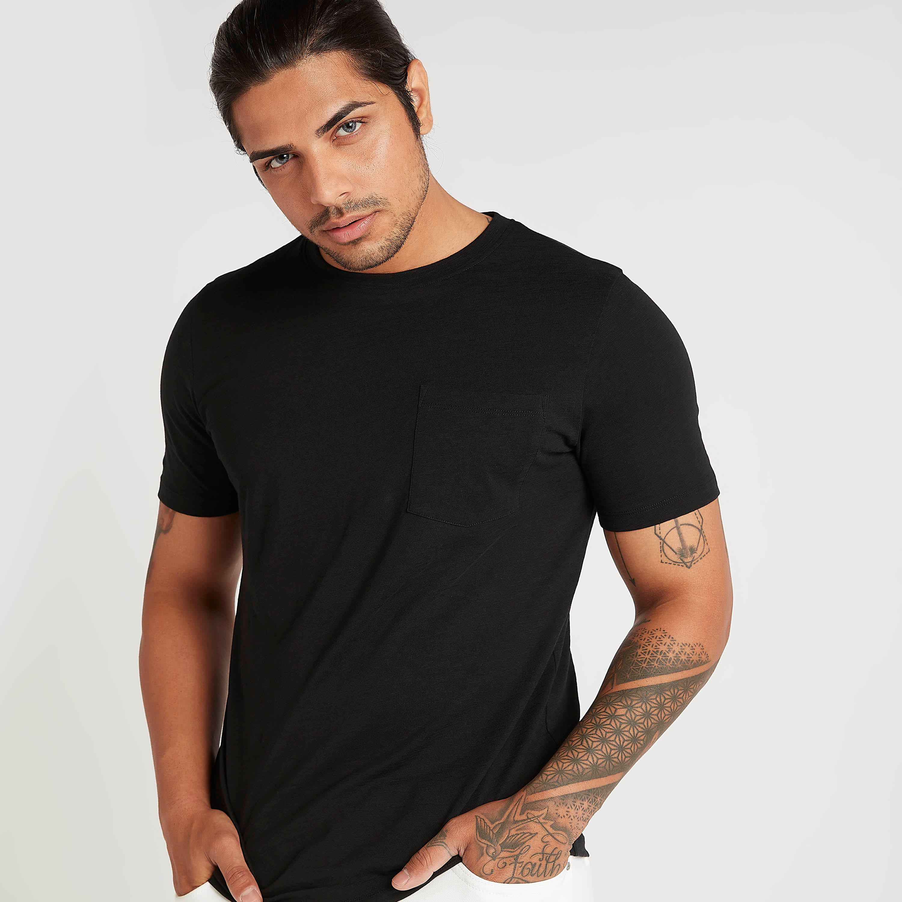 تيشيرت سادة بياقة ضيّقة وأكمام قصيرة-men-clothing-tshirtsandpolos-tshirts-image-4