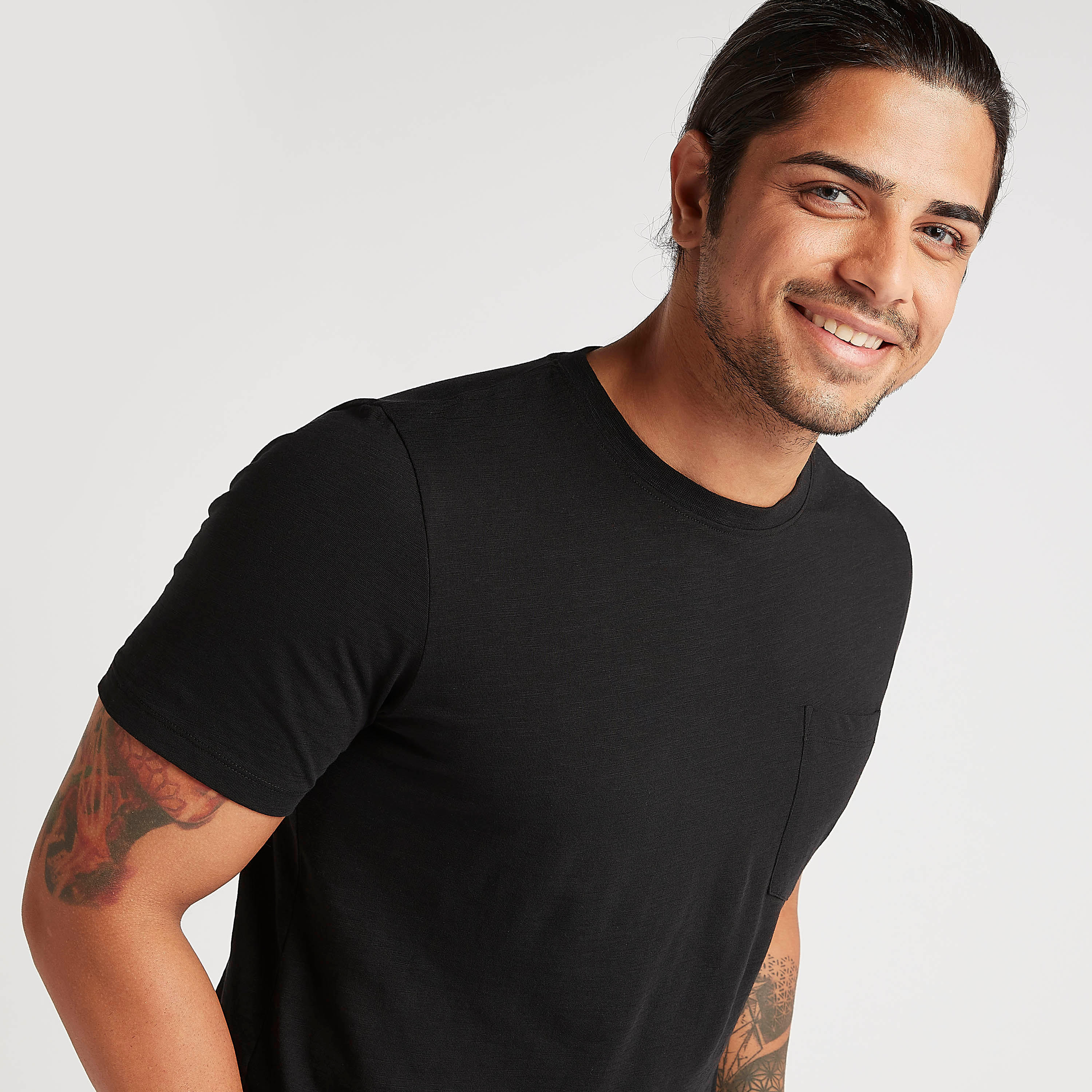 تيشيرت سادة بياقة ضيّقة وأكمام قصيرة-men-clothing-tshirtsandpolos-tshirts-image-2