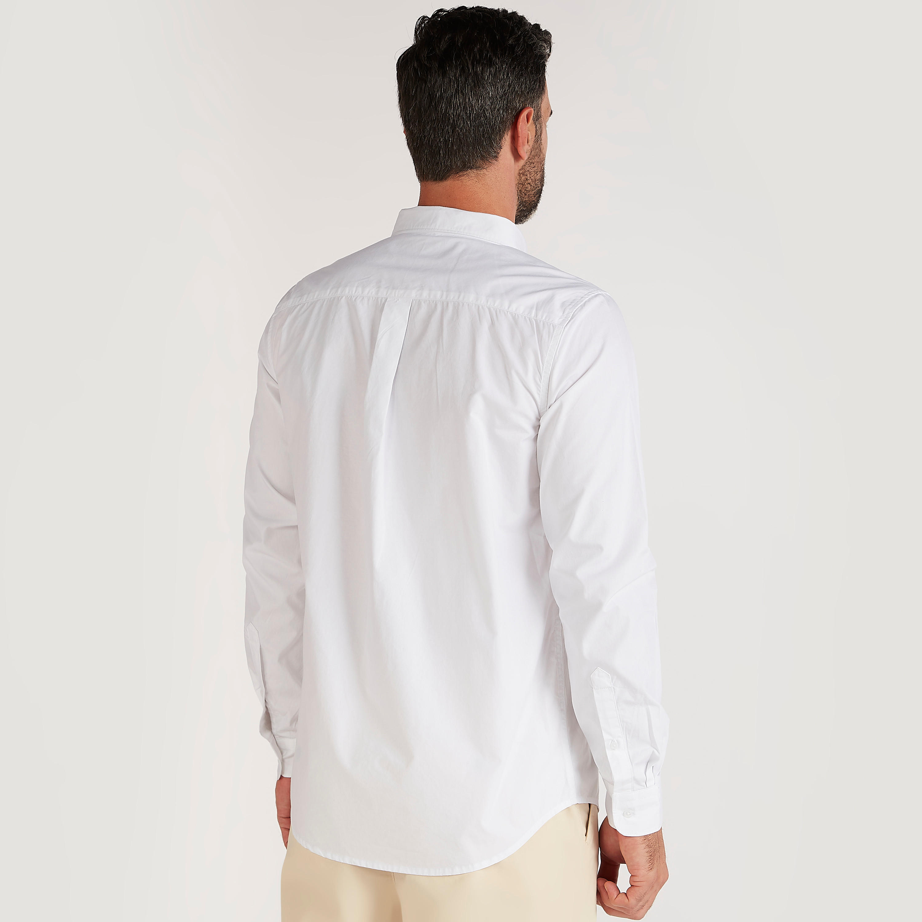 قميص سادة بياقة عادية وأكمام طويلة وجيب خارجي-men-clothing-shirts-image-2
