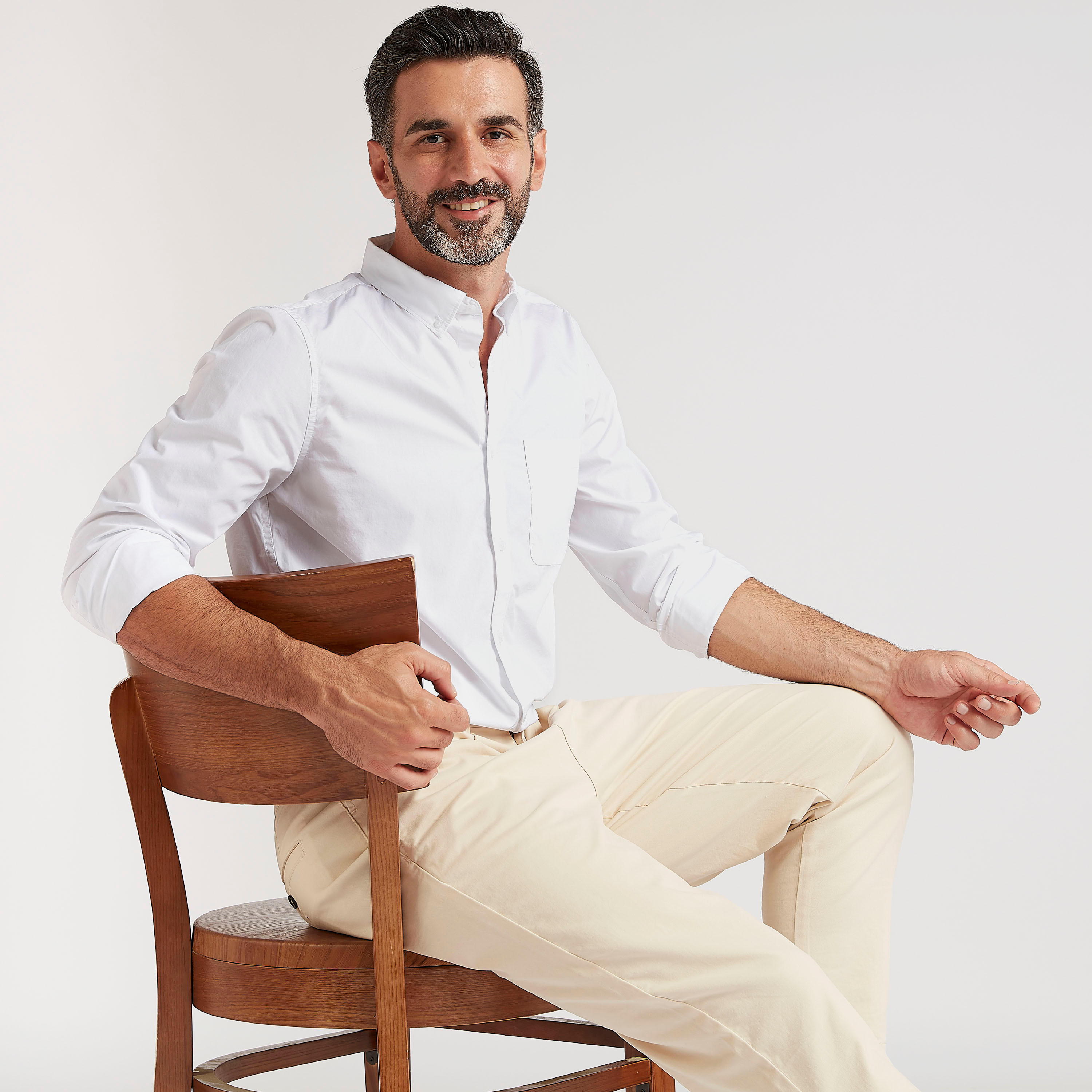 قميص سادة بياقة عادية وأكمام طويلة وجيب خارجي-men-clothing-shirts-image-1