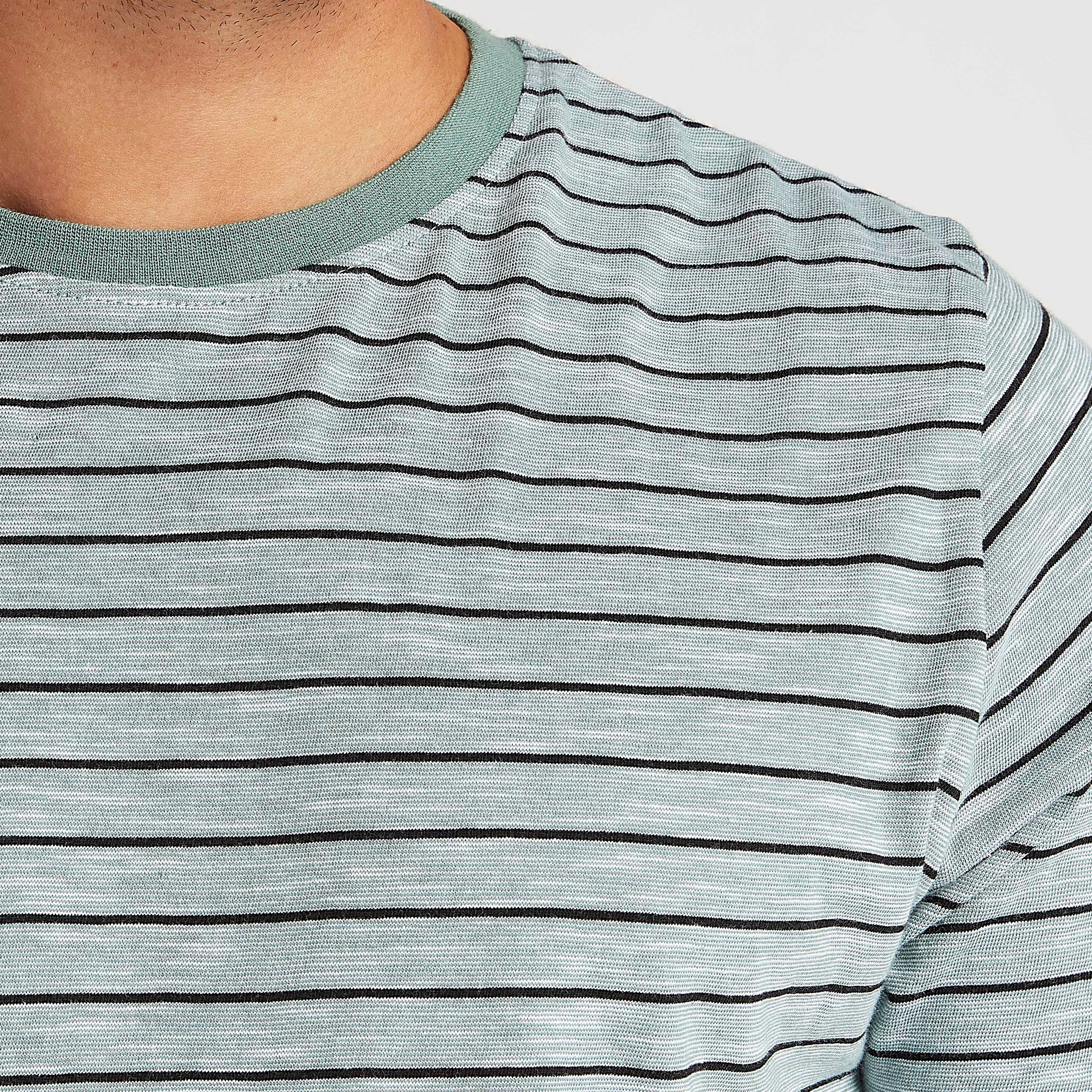 تيشيرت مخطّط بياقة ضيّقة وأكمام قصيرة-men-clothing-tshirtsandpolos-tshirts-image-3