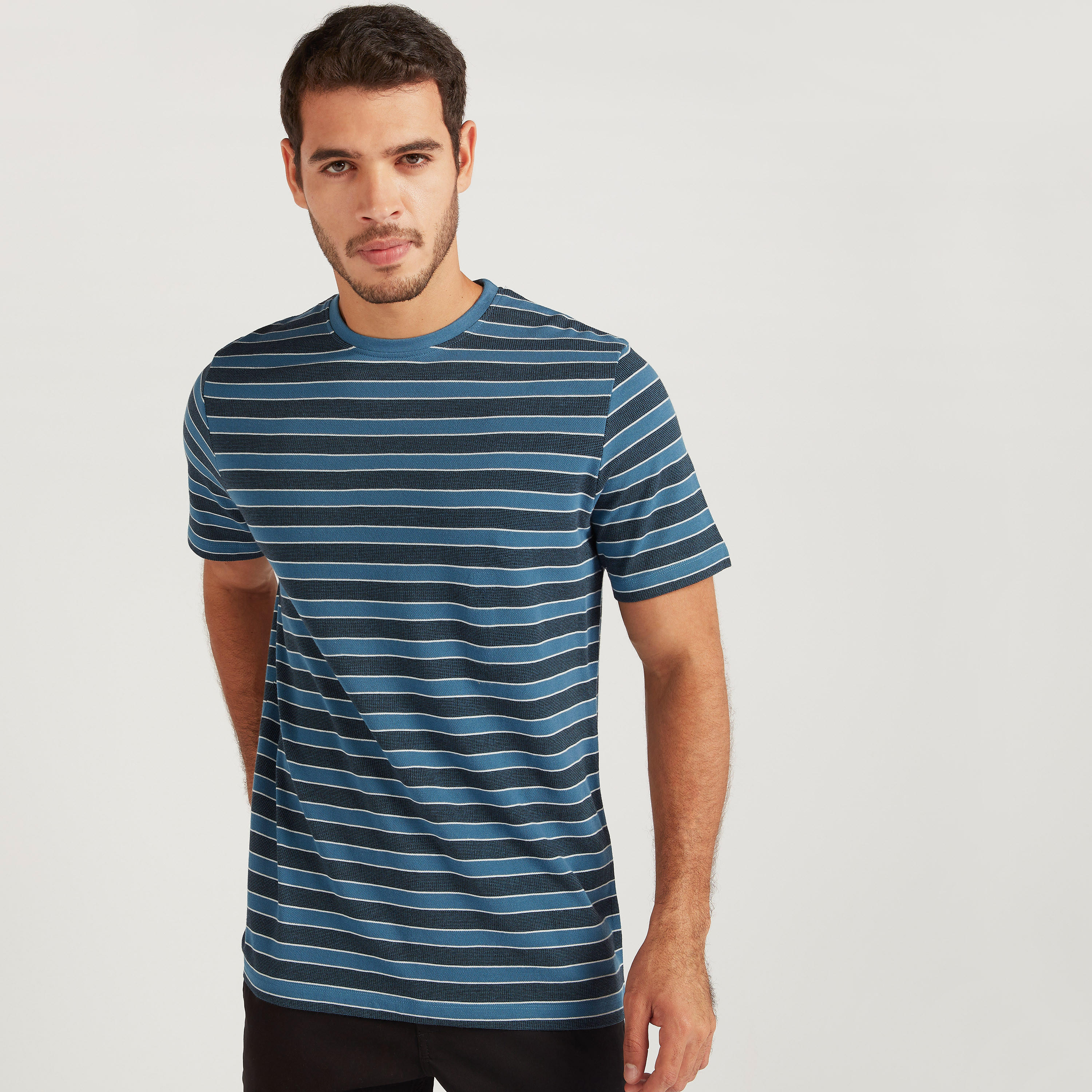 تيشيرت مخطّط بياقة ضيّقة وأكمام قصيرة-men-clothing-tshirtsandpolos-tshirts-image-1