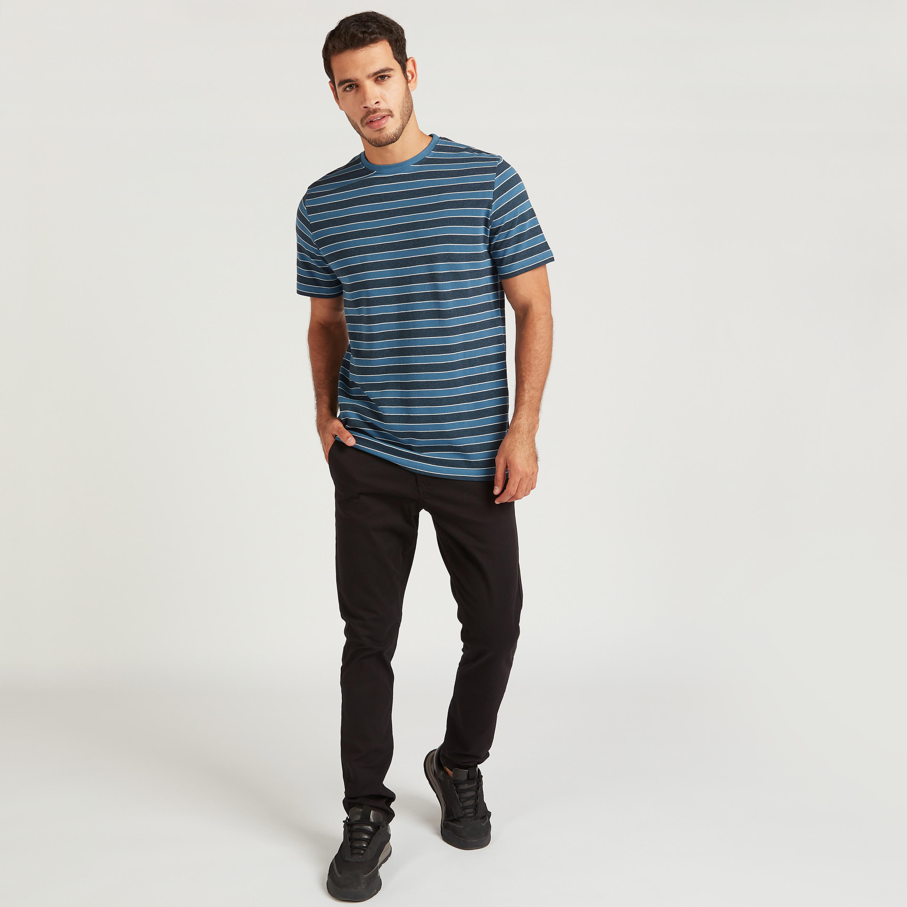 تيشيرت مخطّط بياقة ضيّقة وأكمام قصيرة-men-clothing-tshirtsandpolos-tshirts-image-2