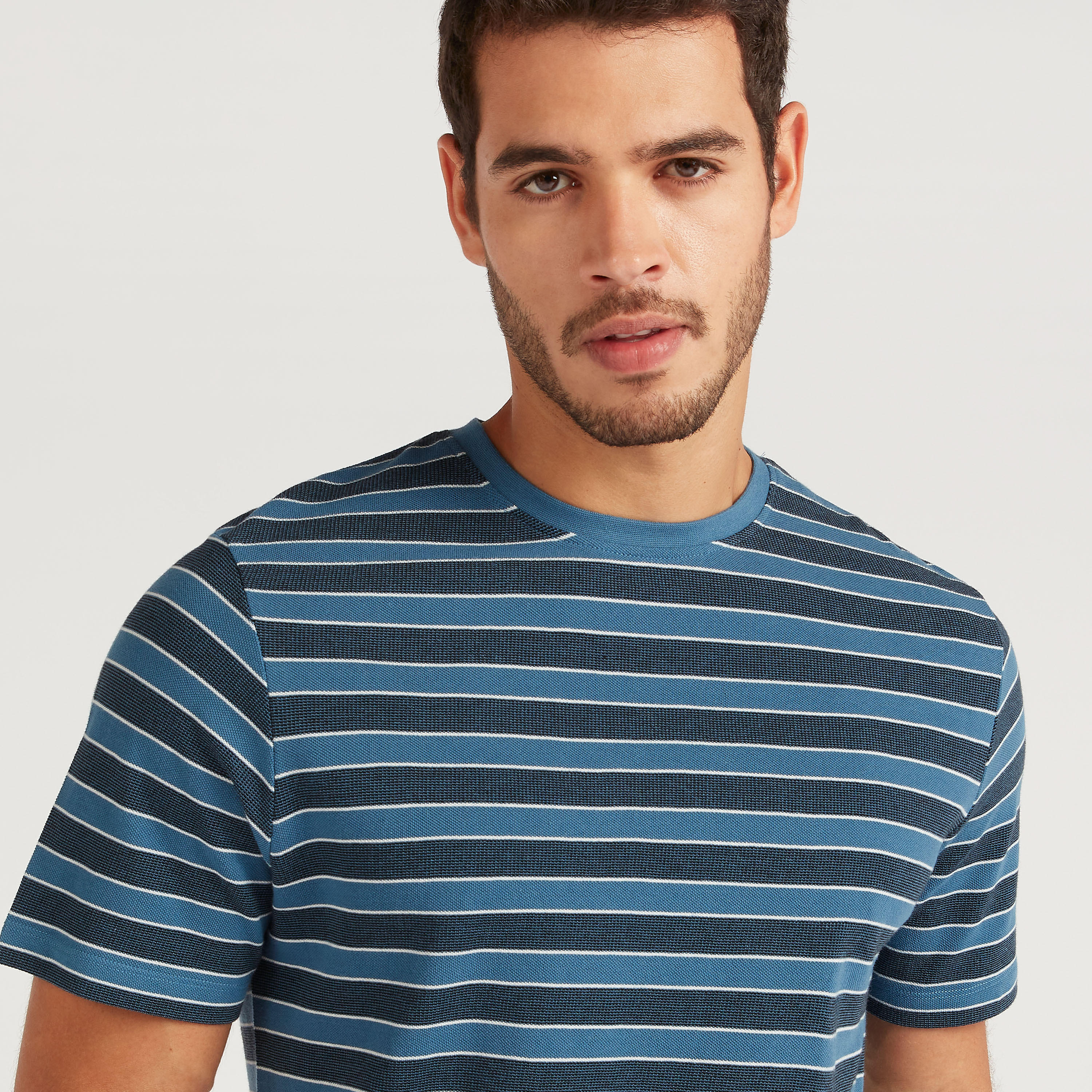 تيشيرت مخطّط بياقة ضيّقة وأكمام قصيرة-men-clothing-tshirtsandpolos-tshirts-image-3