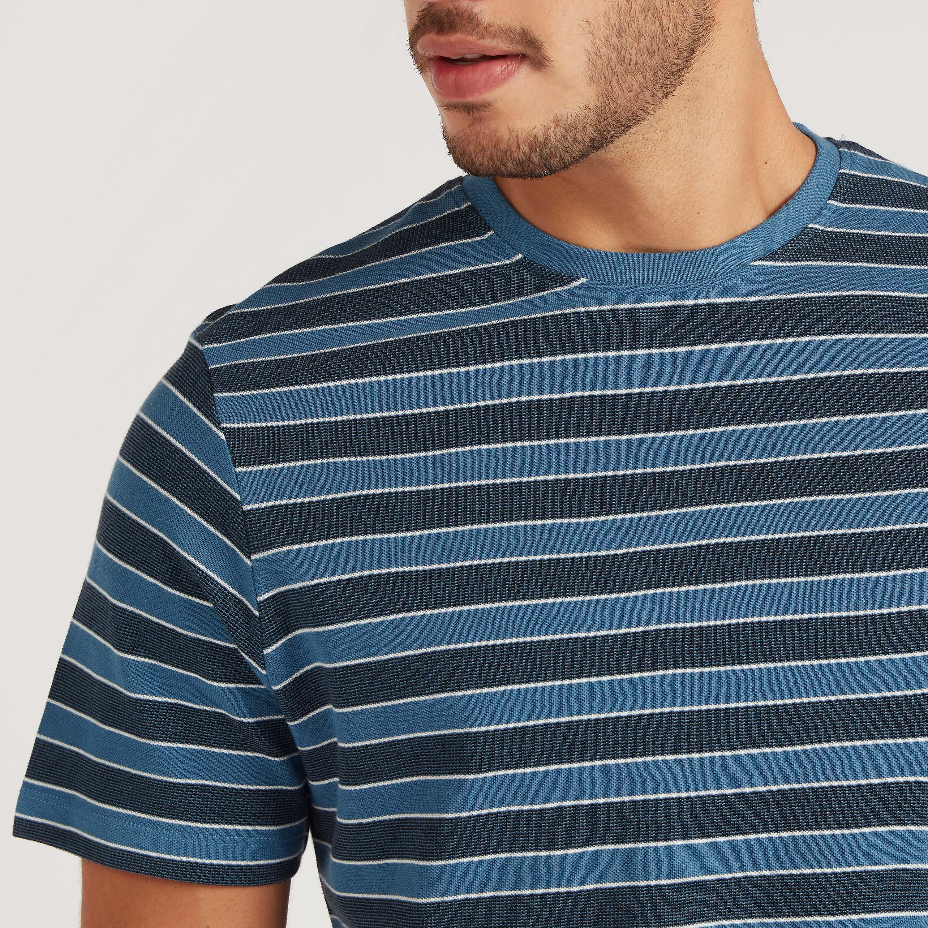 تيشيرت مخطّط بياقة ضيّقة وأكمام قصيرة-men-clothing-tshirtsandpolos-tshirts-image-5