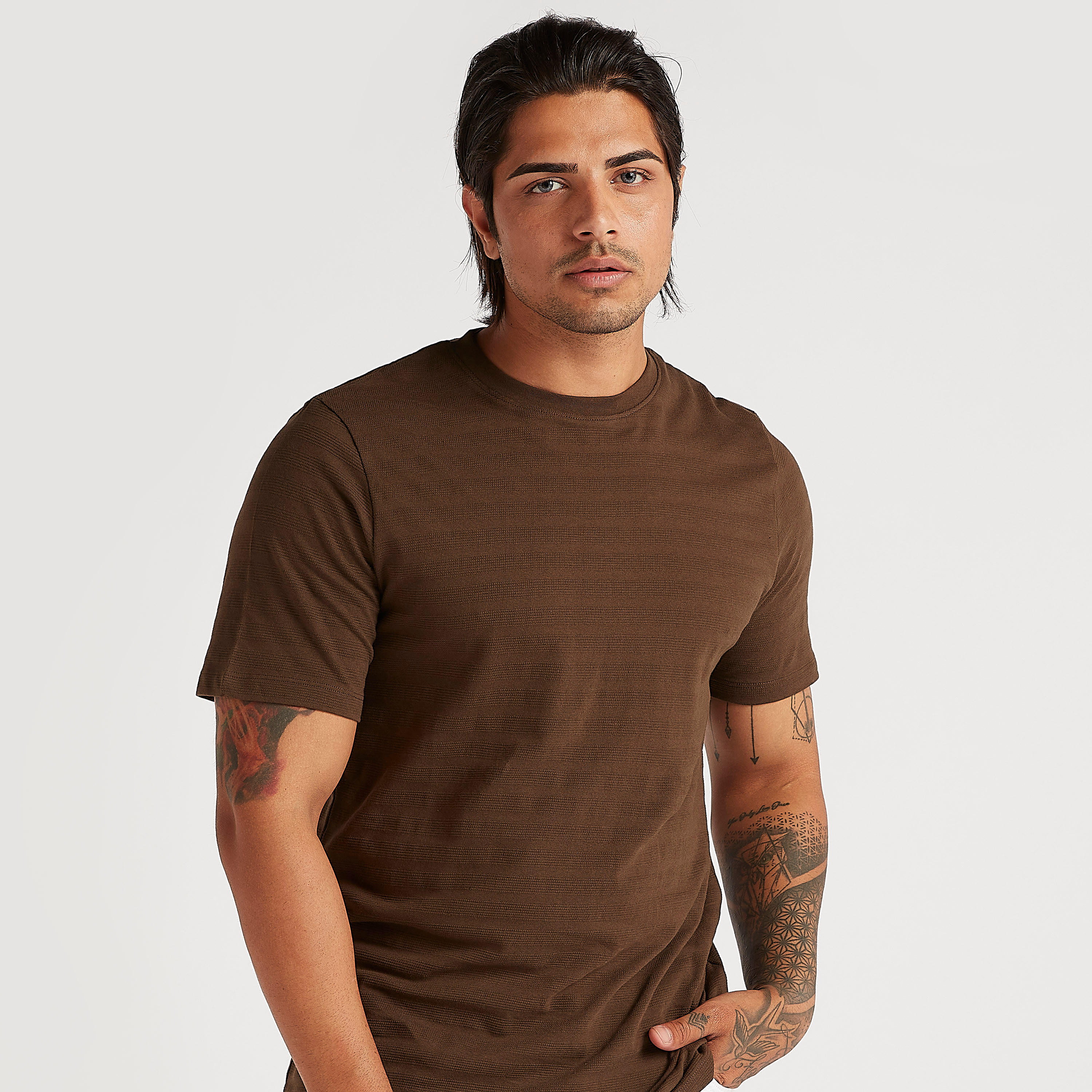 تيشيرت بارز الملمس بياقة ضيّقة وأكمام قصيرة-men-clothing-tshirtsandpolos-tshirts-image-1