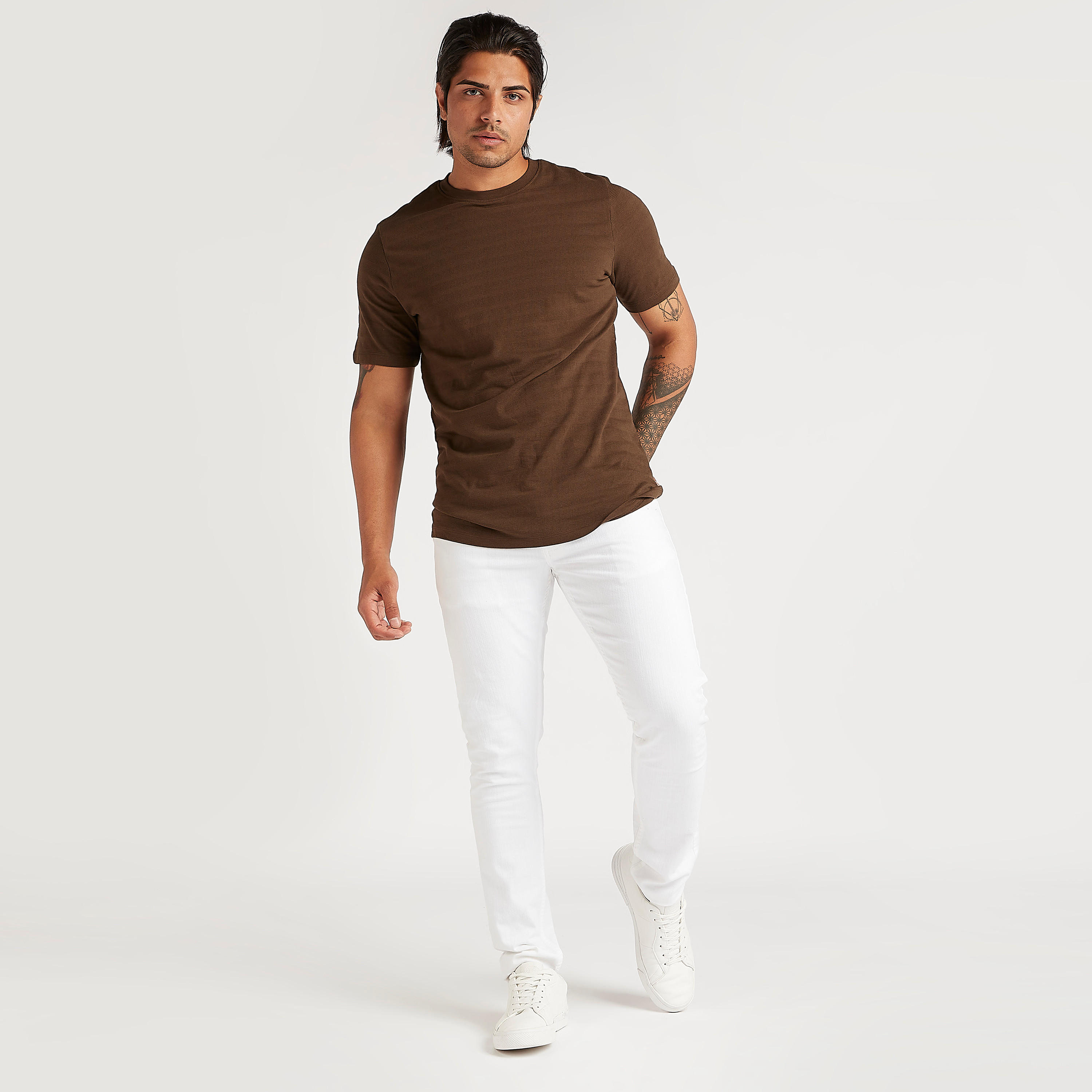 تيشيرت بارز الملمس بياقة ضيّقة وأكمام قصيرة-men-clothing-tshirtsandpolos-tshirts-image-2