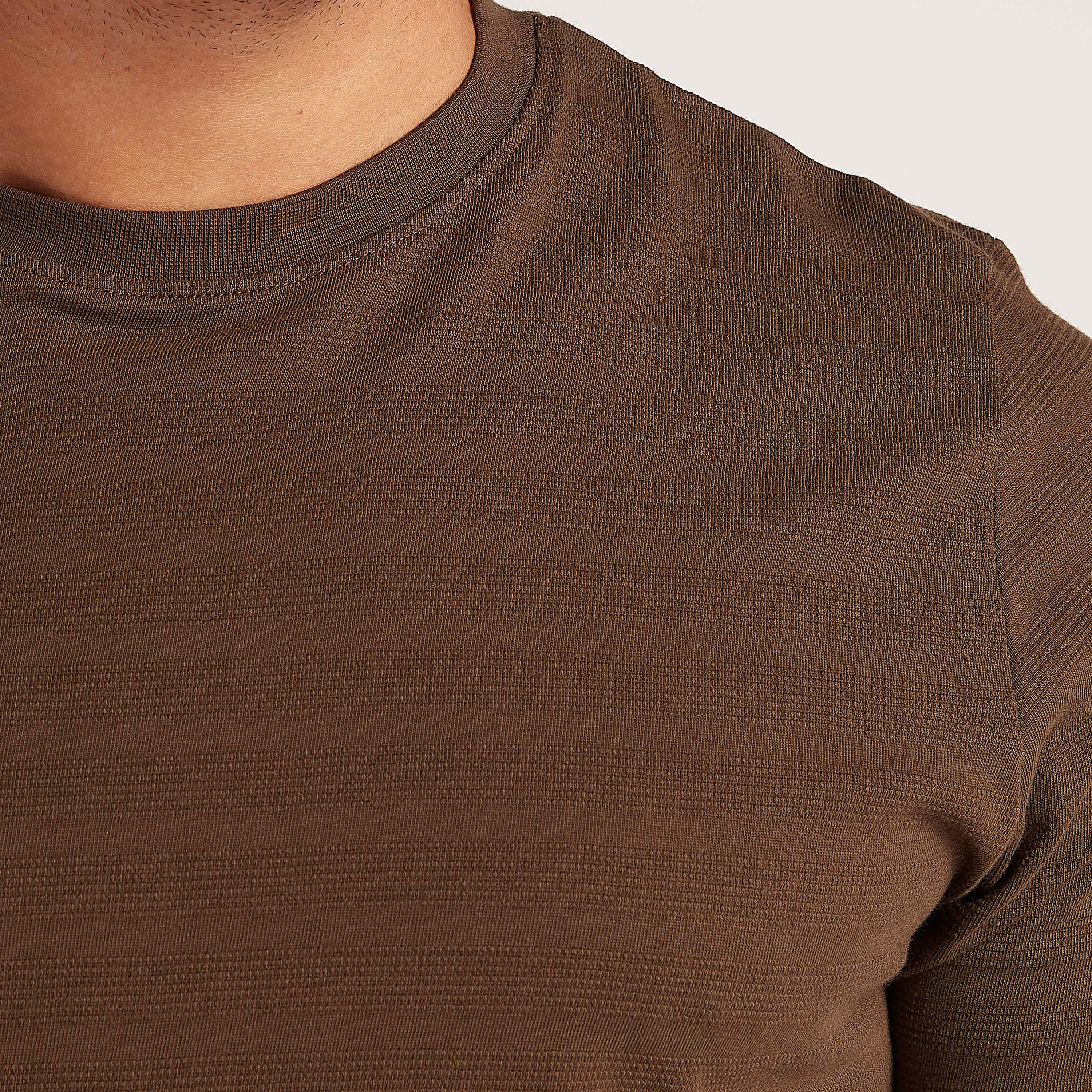 تيشيرت بارز الملمس بياقة ضيّقة وأكمام قصيرة-men-clothing-tshirtsandpolos-tshirts-image-3
